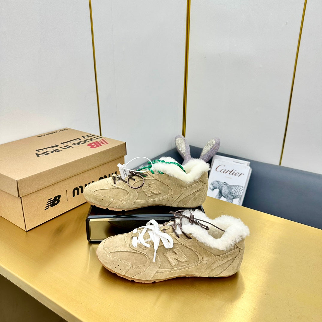 MIUXNB 530 SNEAKERS IN DARK BEIGE SUEDE SHEARLING、mysite、Cacoeks