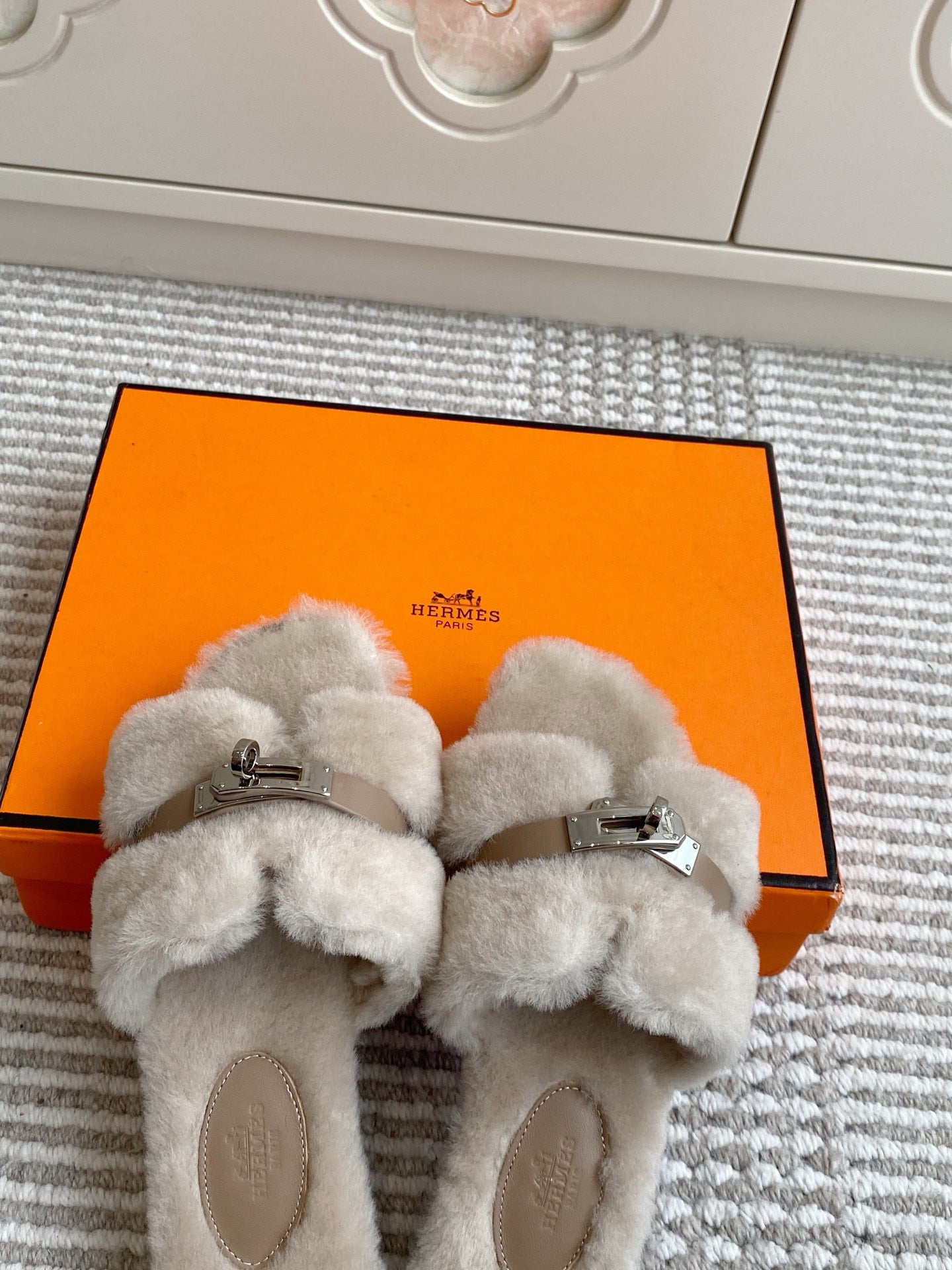 HM 25S ECLAIR SANDAL IN PALE BEIGE GRAY SHEARLING WITH SILVER HARDWARE、mysite、Cacoeks