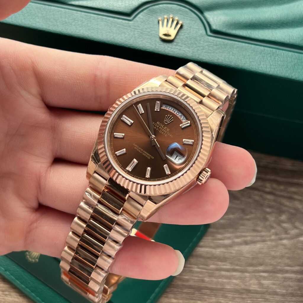 Đồng Hồ Rolex Day-Date 228235 Mặt Chocolate Đính Đá Fake 11 EW (1)