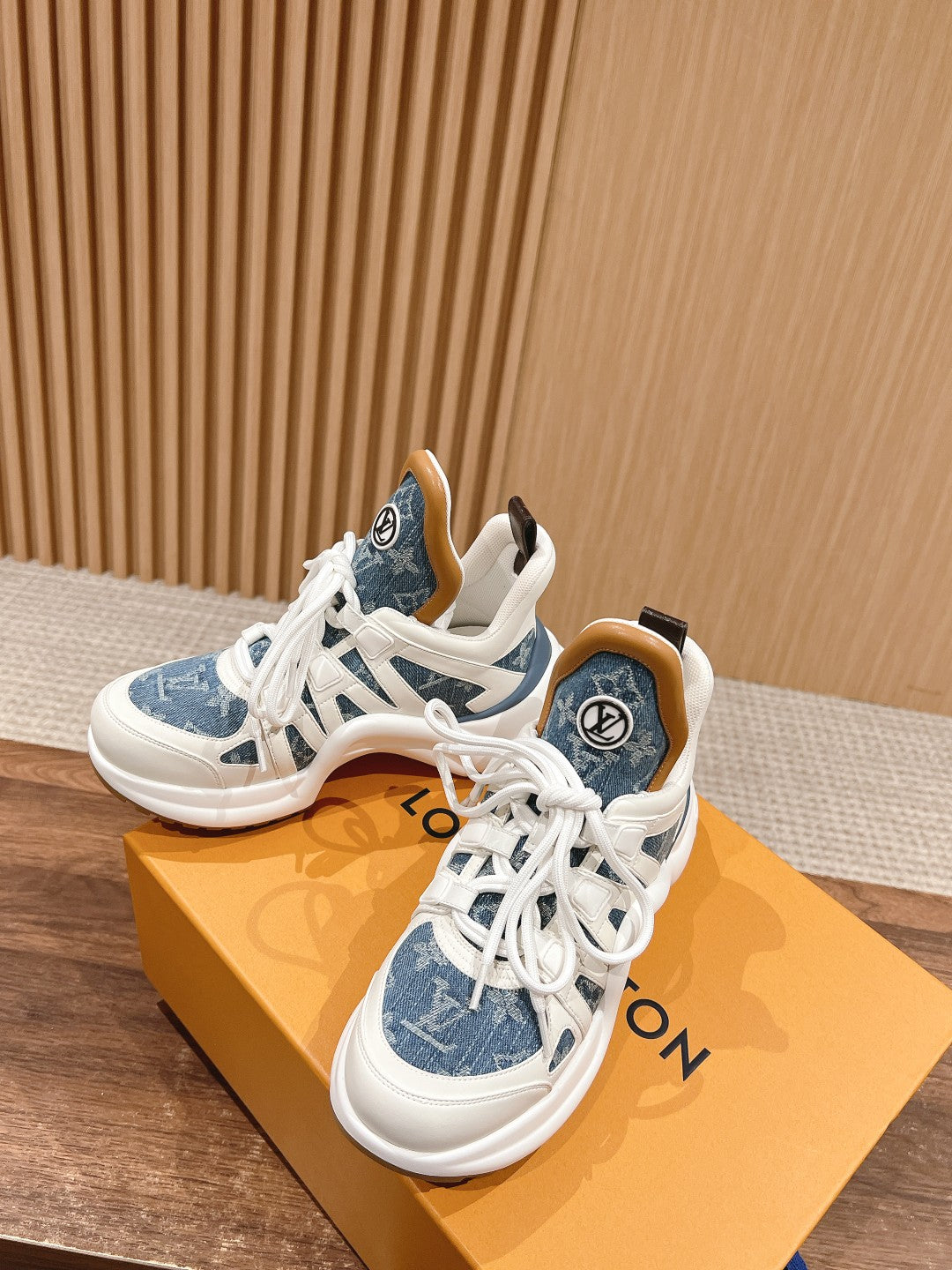 LV ARCHLIGHT SNEAKER IN WHITE CALFSKIN AND LIGHT BLUE MONOGRAM DENIM、mysite、Cacoeks