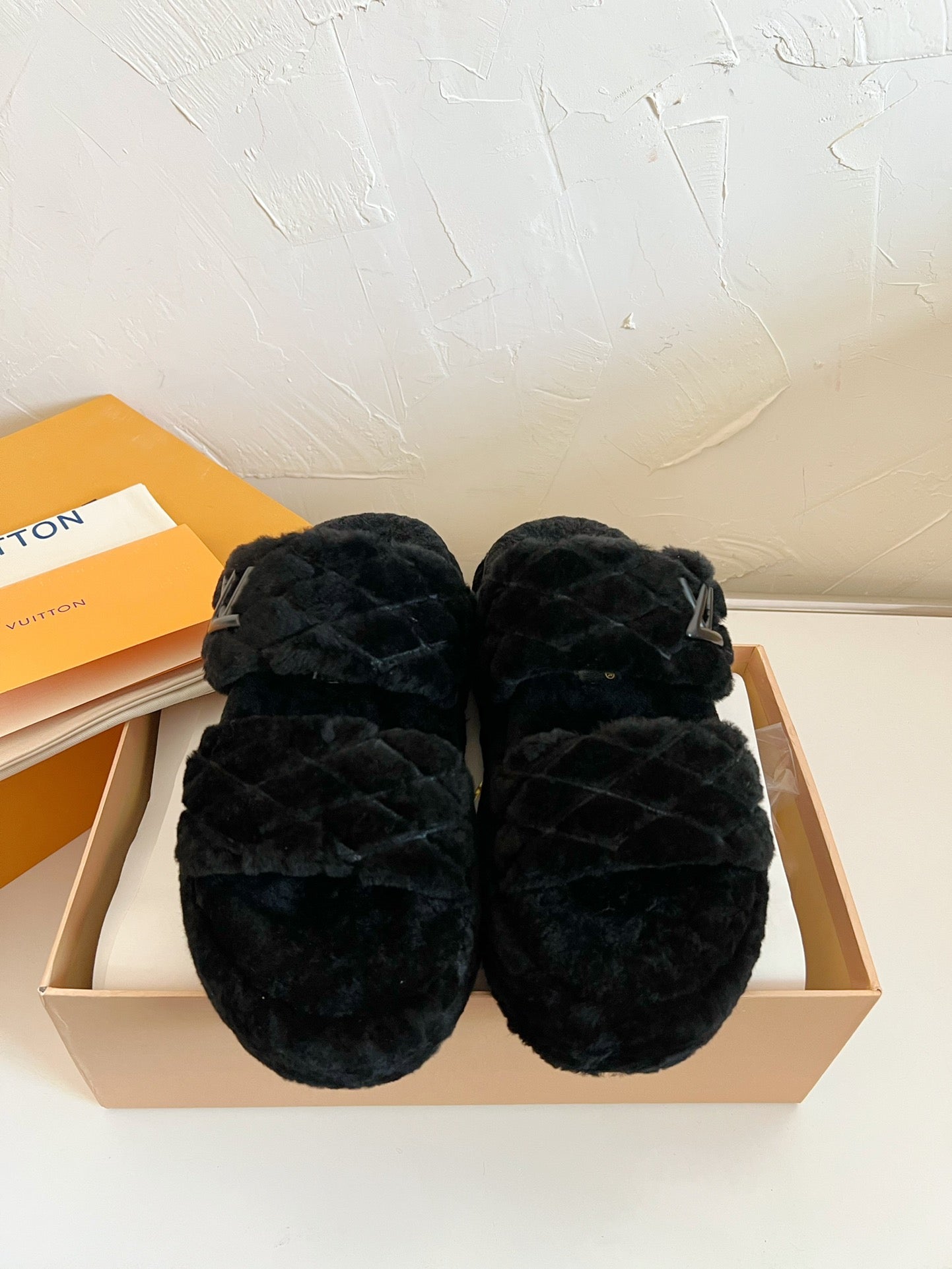 LV SUNSET PLATFORM COMFORT MULE IN BLACK SHEARLING、mysite、Cacoeks