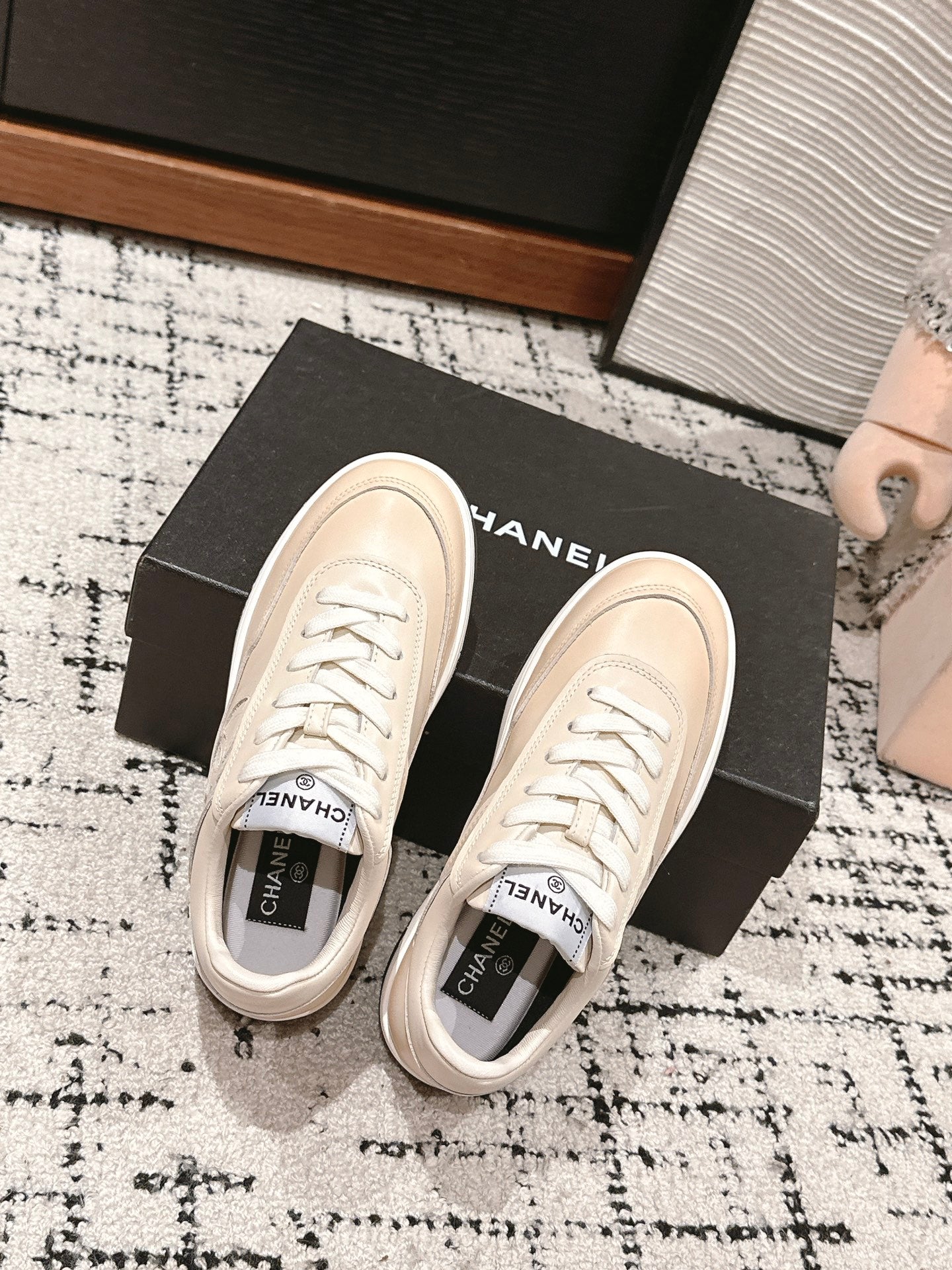 SNEAKER IN BISQUE BEIGE HAND-POLISHED CALFSKIN 977827、mysite、Cacoeks