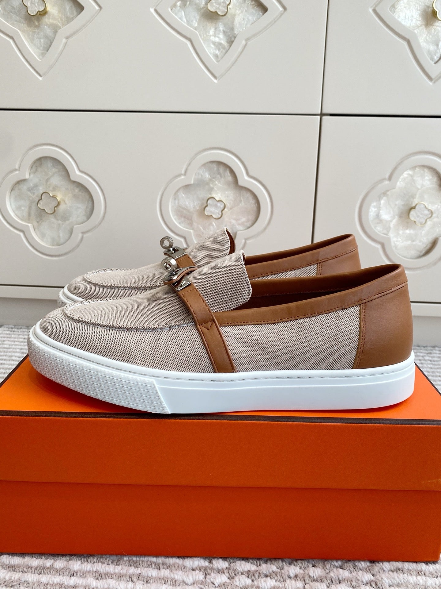 HM 25S SLIP-ON IN LIGHT BEIGE CANVAS AND BROWN LAMBSKIN WITH SILVER HARDWARE、mysite、Cacoeks