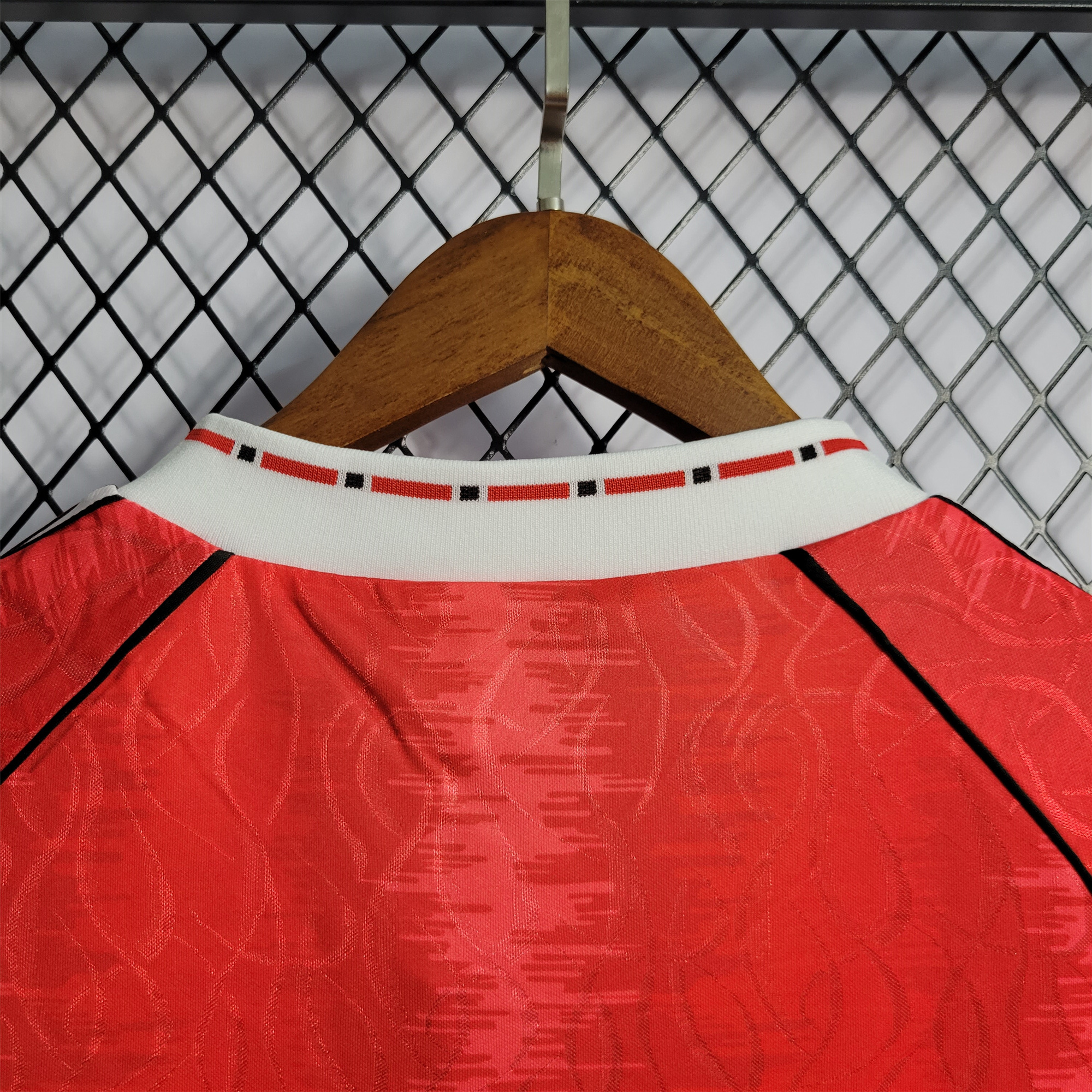 ManixJersey.com | Retro Manchester United 90-92 Home Stadium Jersey -Customize Name, Number and Patch | Worldwide Shipping