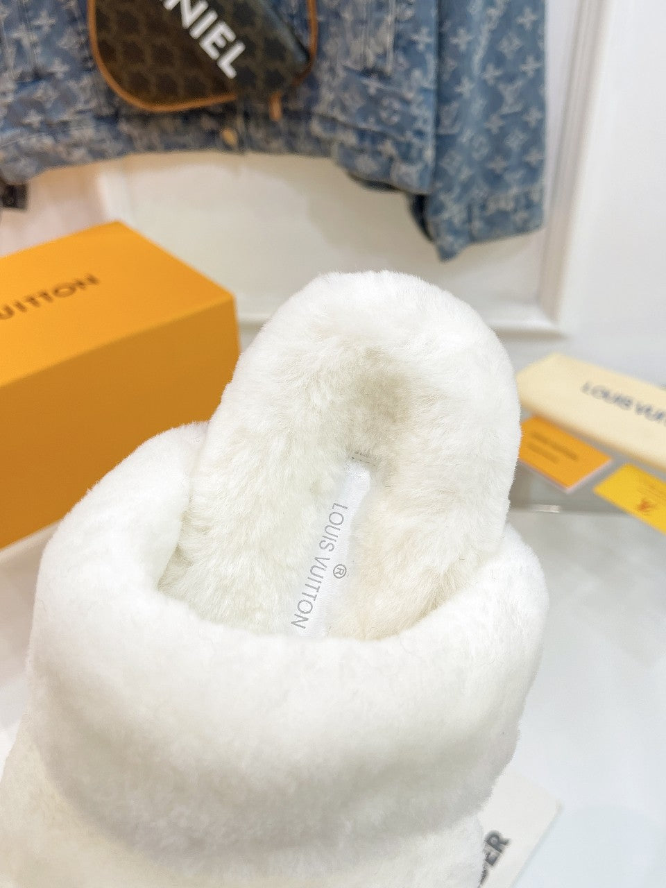 HALF MULE SLIPPERS IN WHITE FLEECE FEATURING METALLIC LOGO、mysite、Cacoeks