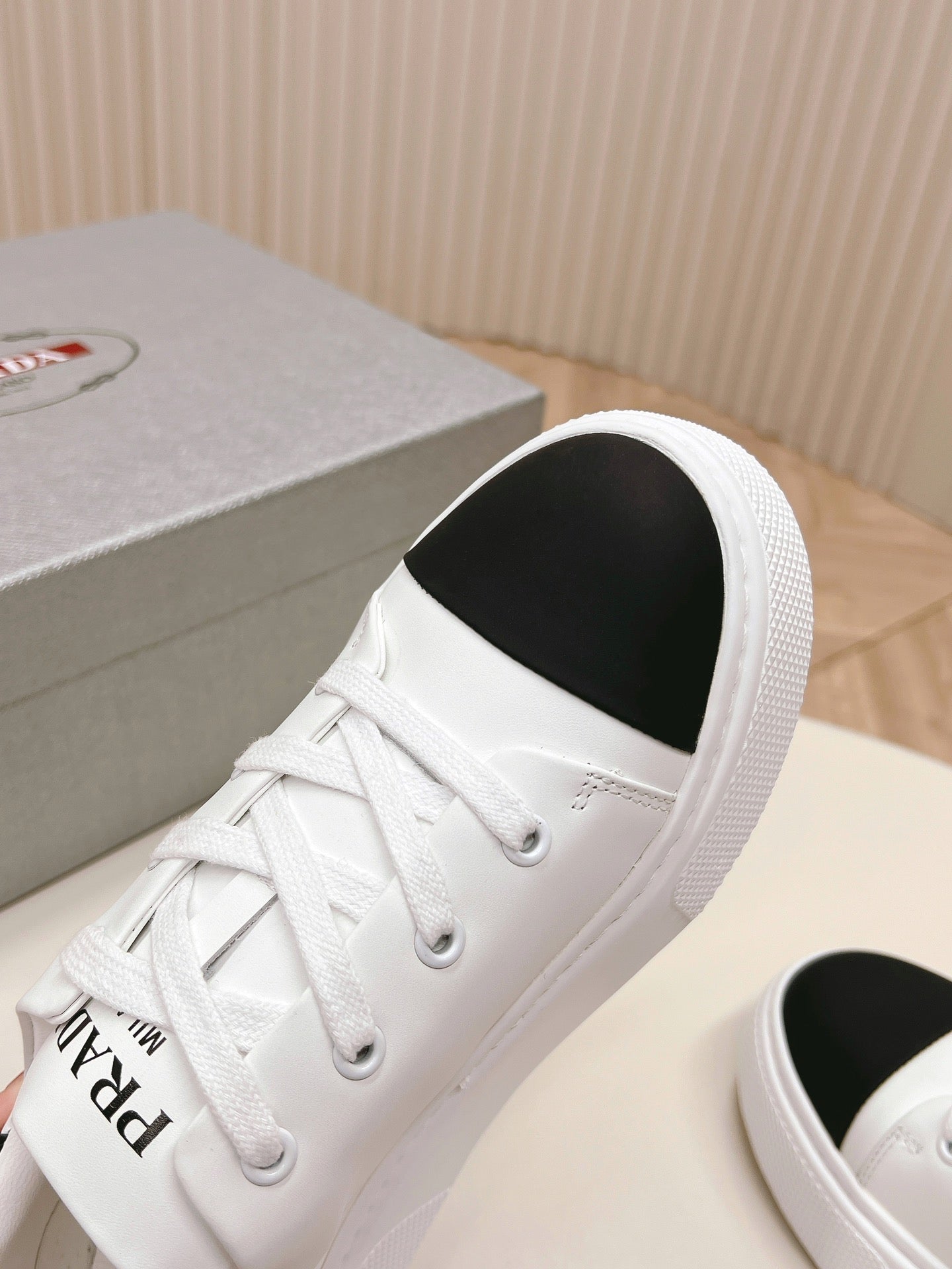 PRA LOGO OUTLET BASIC SNEAKERS WHITE AND BLACK TOE CALFSKIN、mysite、Cacoeks