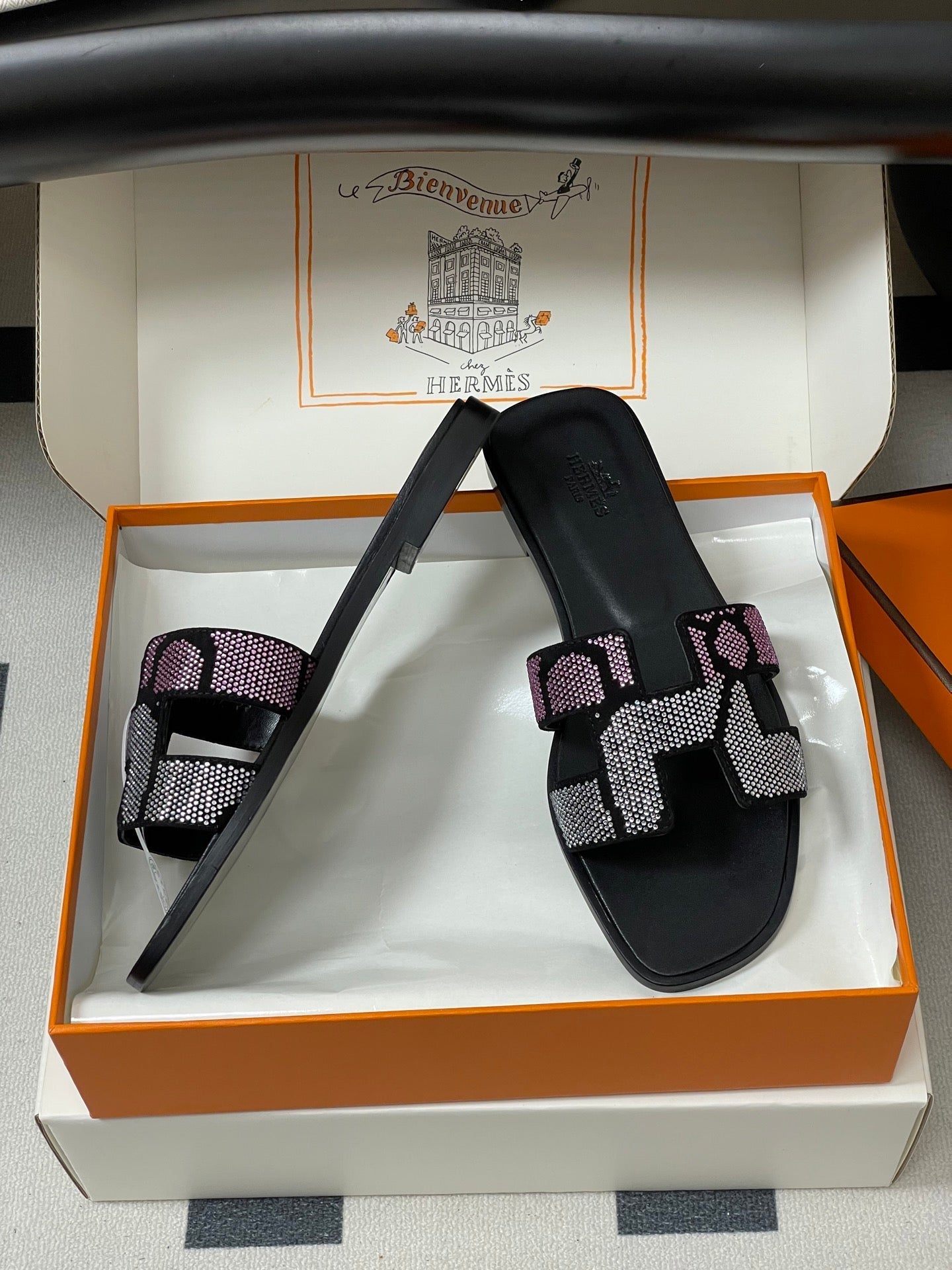 HM 25S ORAN SANDAL IN BLACK LAMBSKIN WITH WHITE MIX PINK STONE DETAILS、mysite、Cacoeks