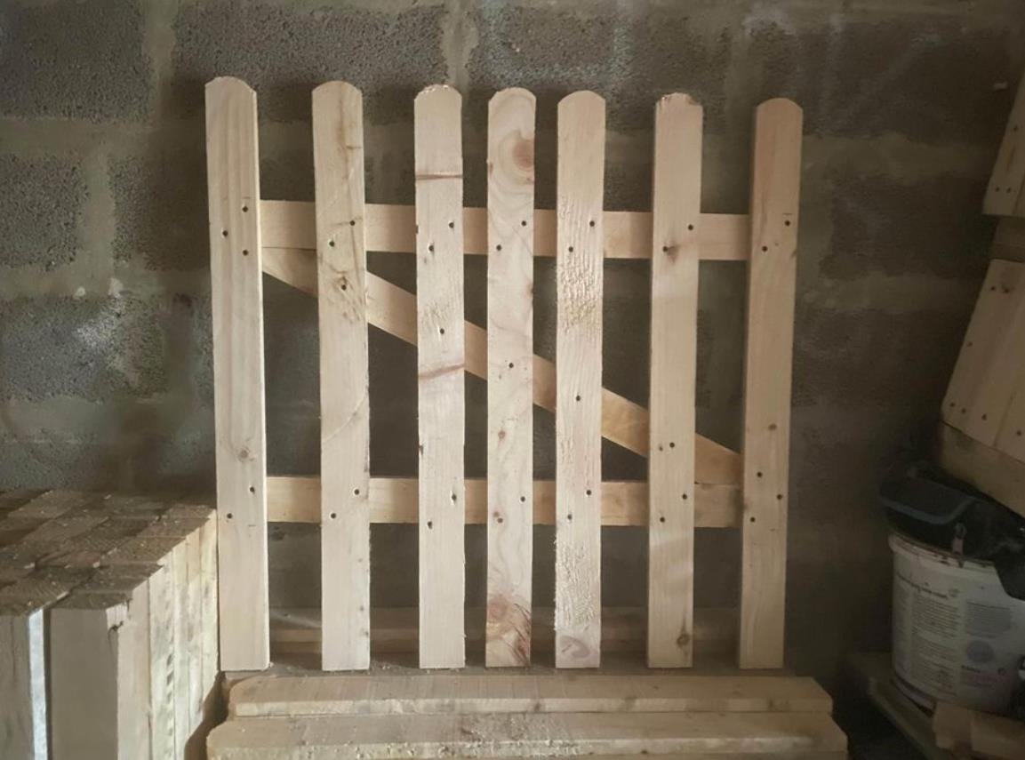 Wood versatile folding moisture-proof garden guardrail111