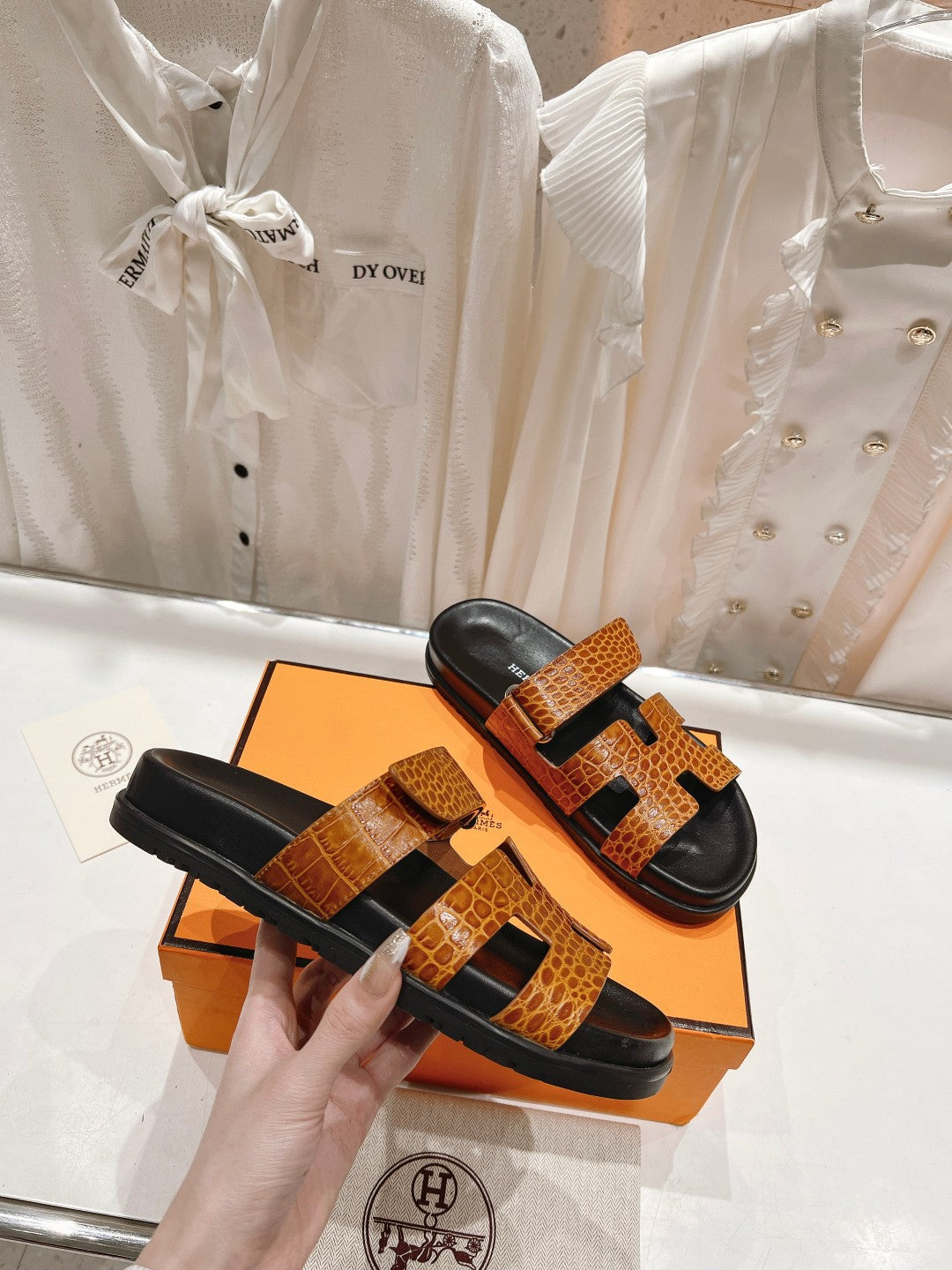 CHYPRE SANDAL BLACK AND BRIGHT BROWN LAMBSKIN、mysite、Cacoeks