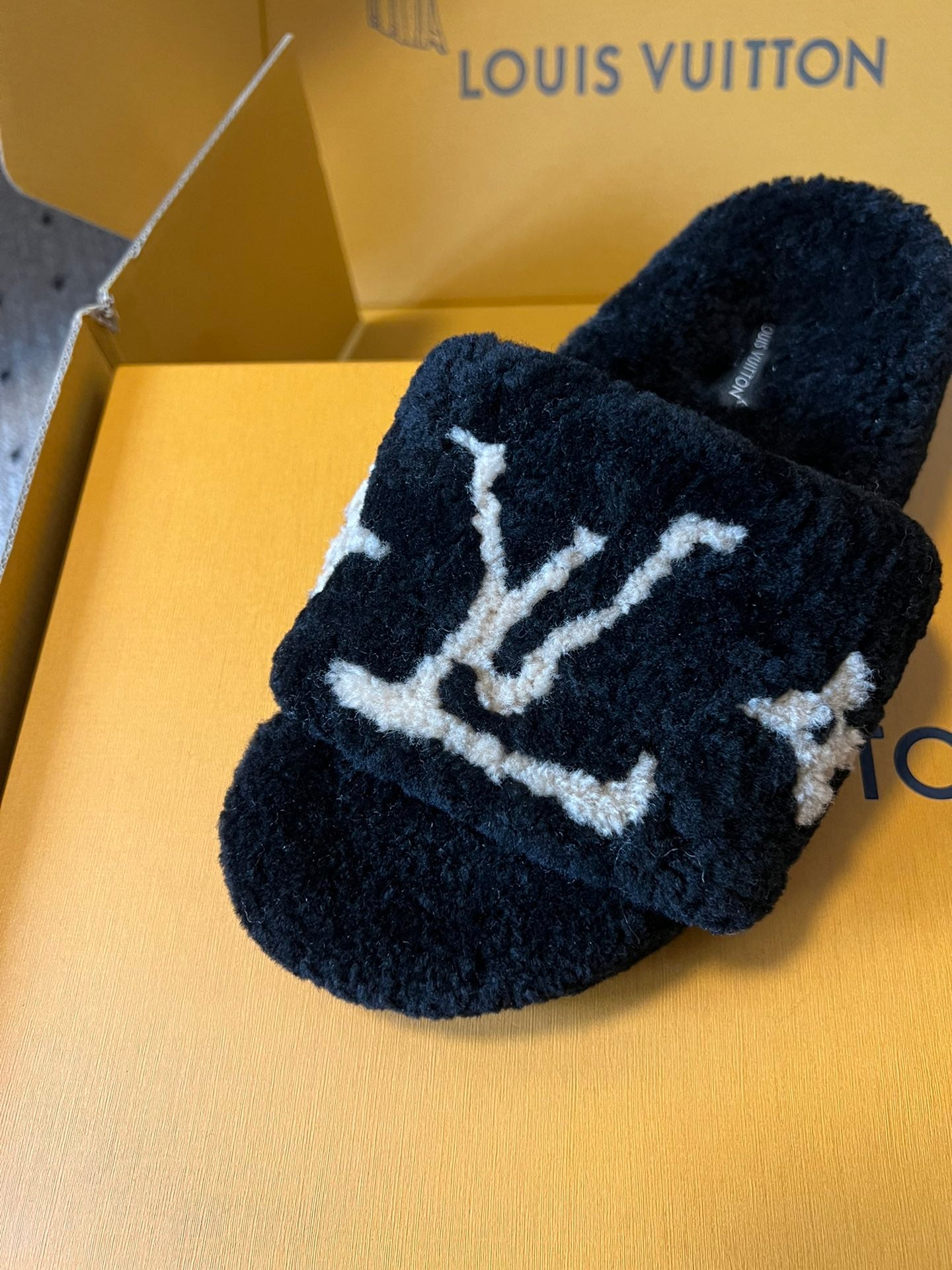 SLIPPER IN BLACK FLEECE WITH BEIGE LOGO、mysite、Cacoeks