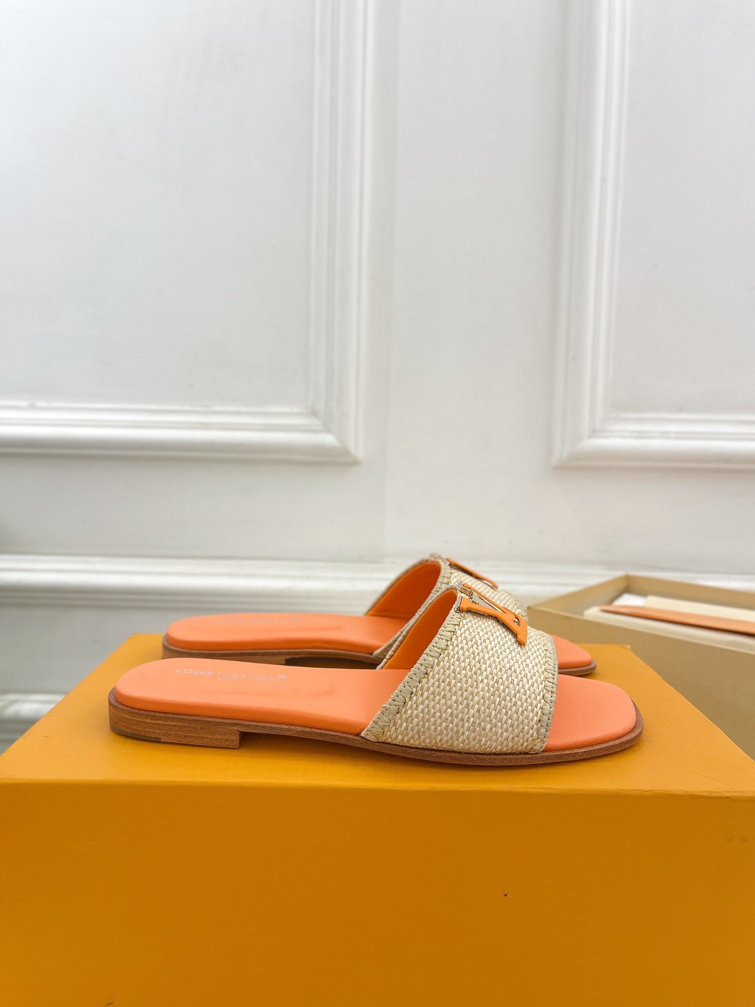 LV WOMEN CAPRI FLAT MULES IN TIGER ORANGE LEATHER AND RAFFIA、mysite、Cacoeks