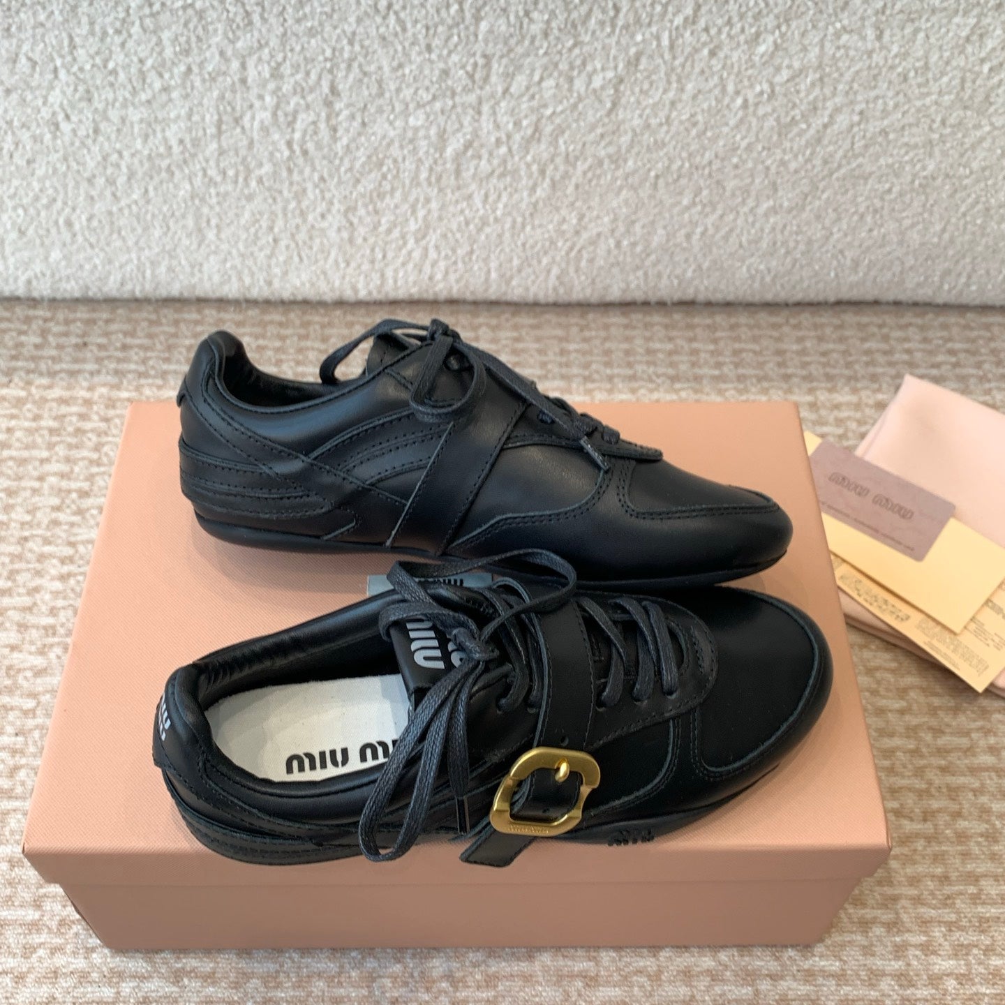 GYMNASIUM SNEAKER IN BLACK CALFSKIN WITH GOLD BUCKLED STRAP、mysite、Cacoeks