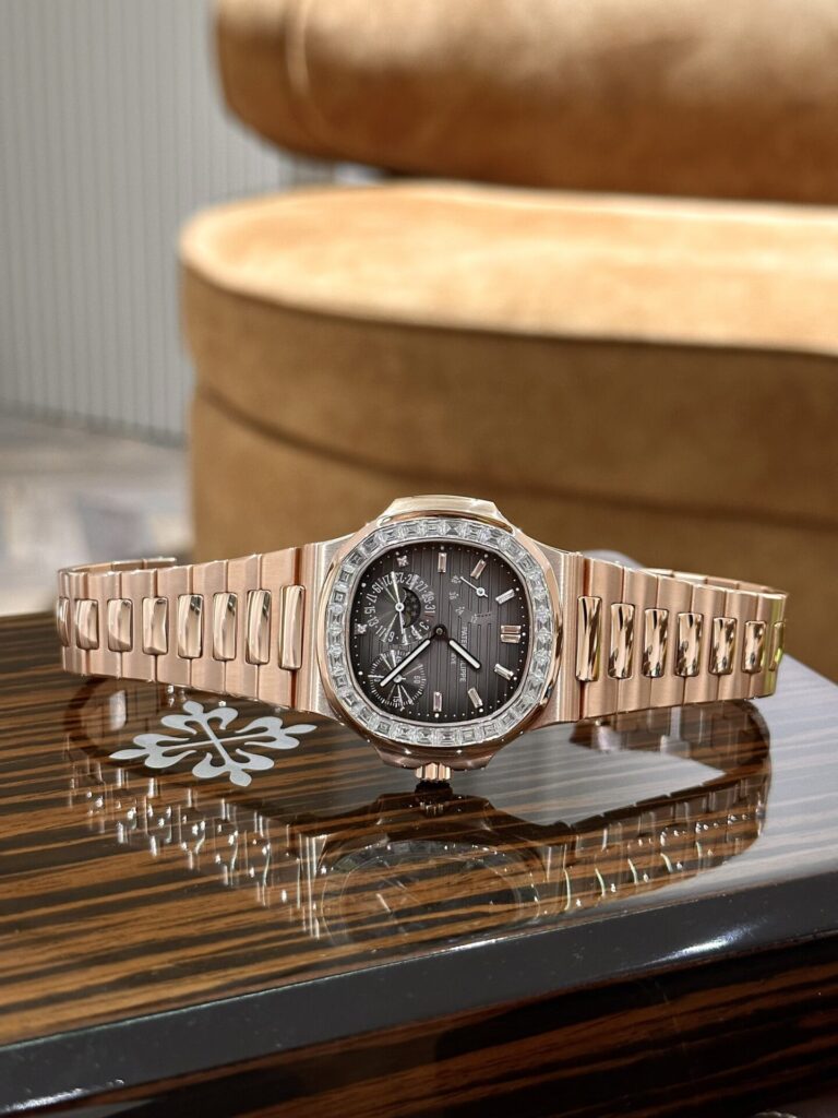 Đồng Hồ Patek Philippe Nautilus 5724 Bọc Vàng Độ Kim Cương Moissanite 40mm (7)