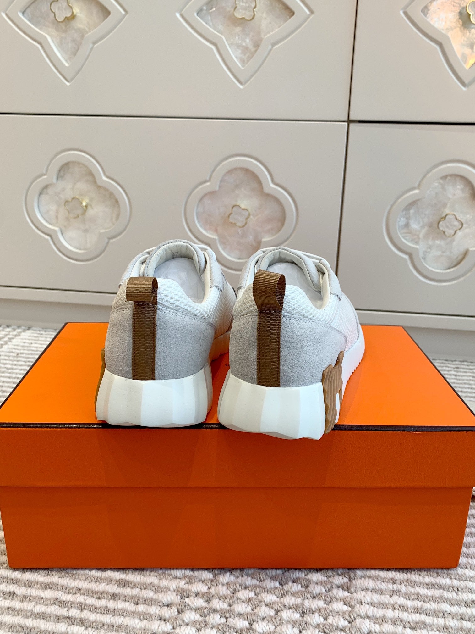 BOUNCING SNEAKER IN WHITE GRAPHIC MESH AND PASTEL GRAY SUEDE、mysite、Cacoeks