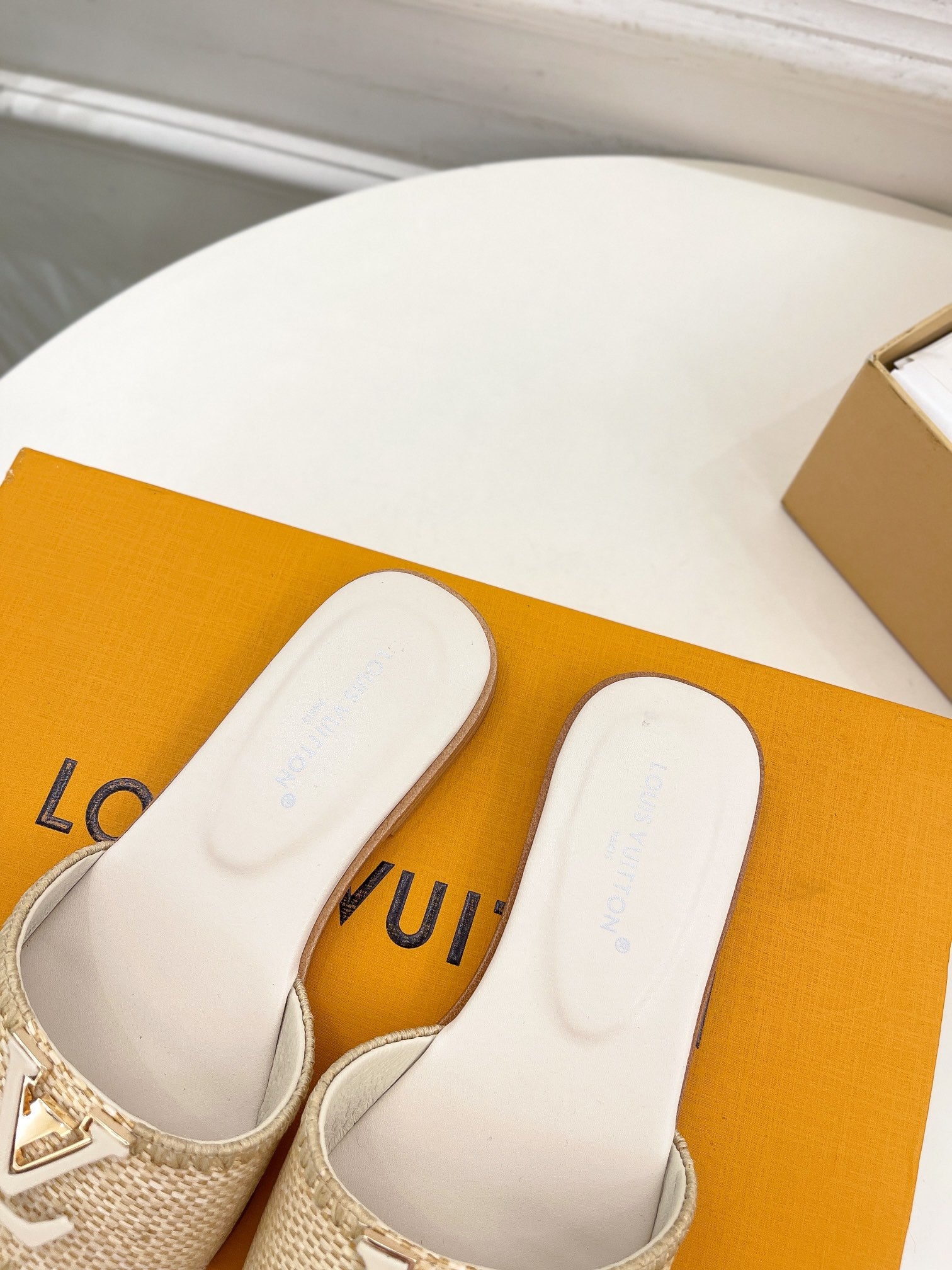 LV WOMEN CAPRI FLAT MULES IN BEIGE LEATHER AND RAFFIA、mysite、Cacoeks