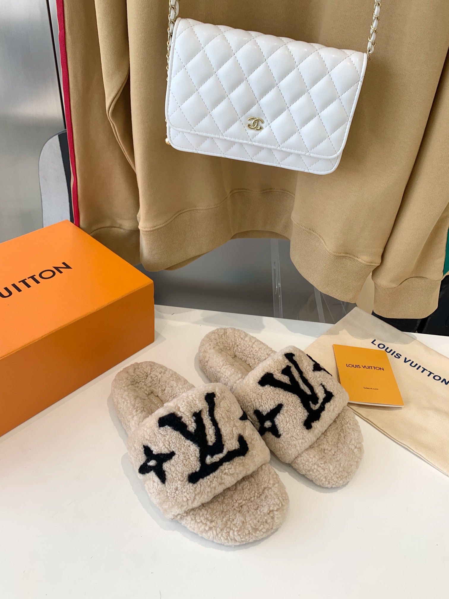 LV WOMEN'S PASEO FLAT SLIPPER IN TAN BROWN FLEECE WITH BLACK LOGO、mysite、Cacoeks
