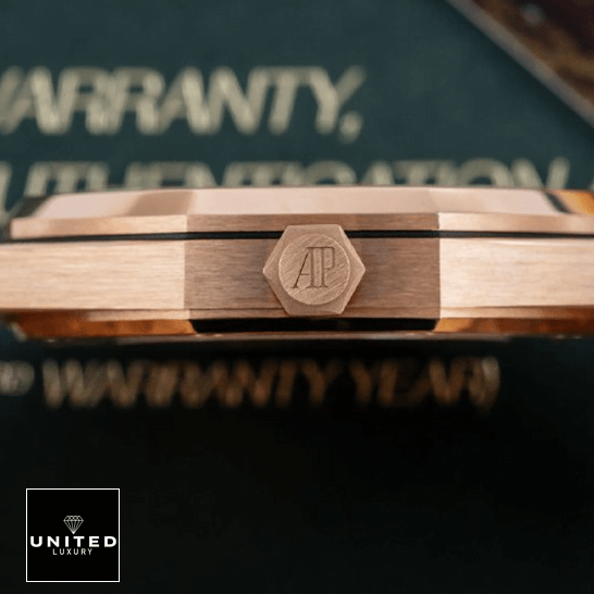 Audemars Piguet Royal Oak 15400OR.OO.1220OR.02 Replica audemarspiguet royaloak 15400OR.OO .1220OR.02 replica rightside Audemars Piguet Royal Oak 15400OR.OO_.1220OR.02 Gold Case Replica Crown / Push button