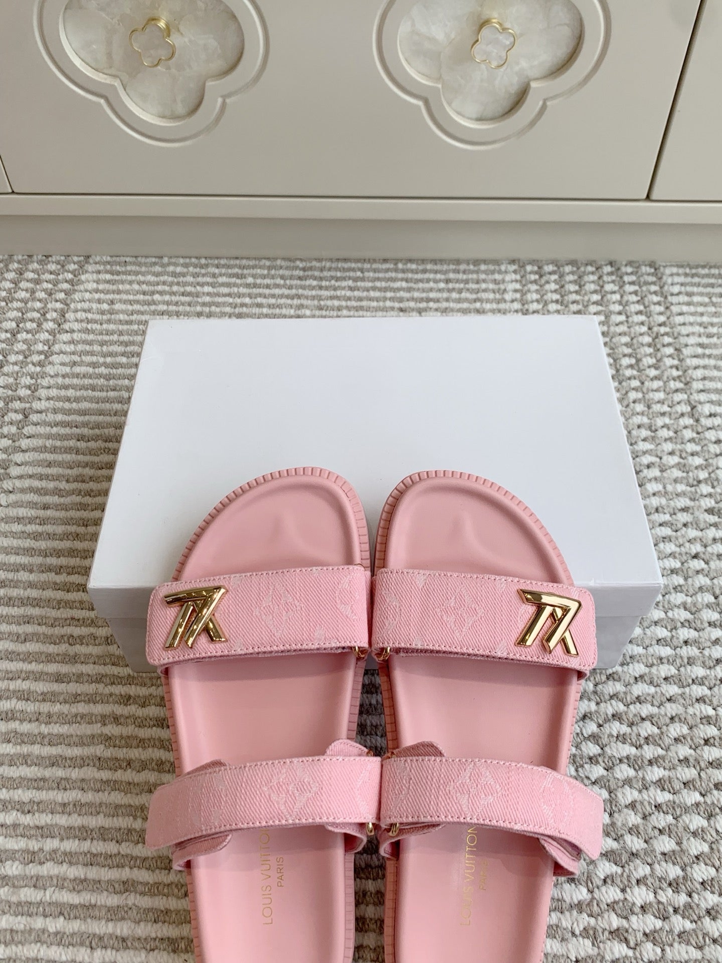 LV TWO-STRAP SANDALS 25S IN LIGHT PINK DENIM AND CALFSKIN WITH GOLD HARDWARE、mysite、Cacoeks