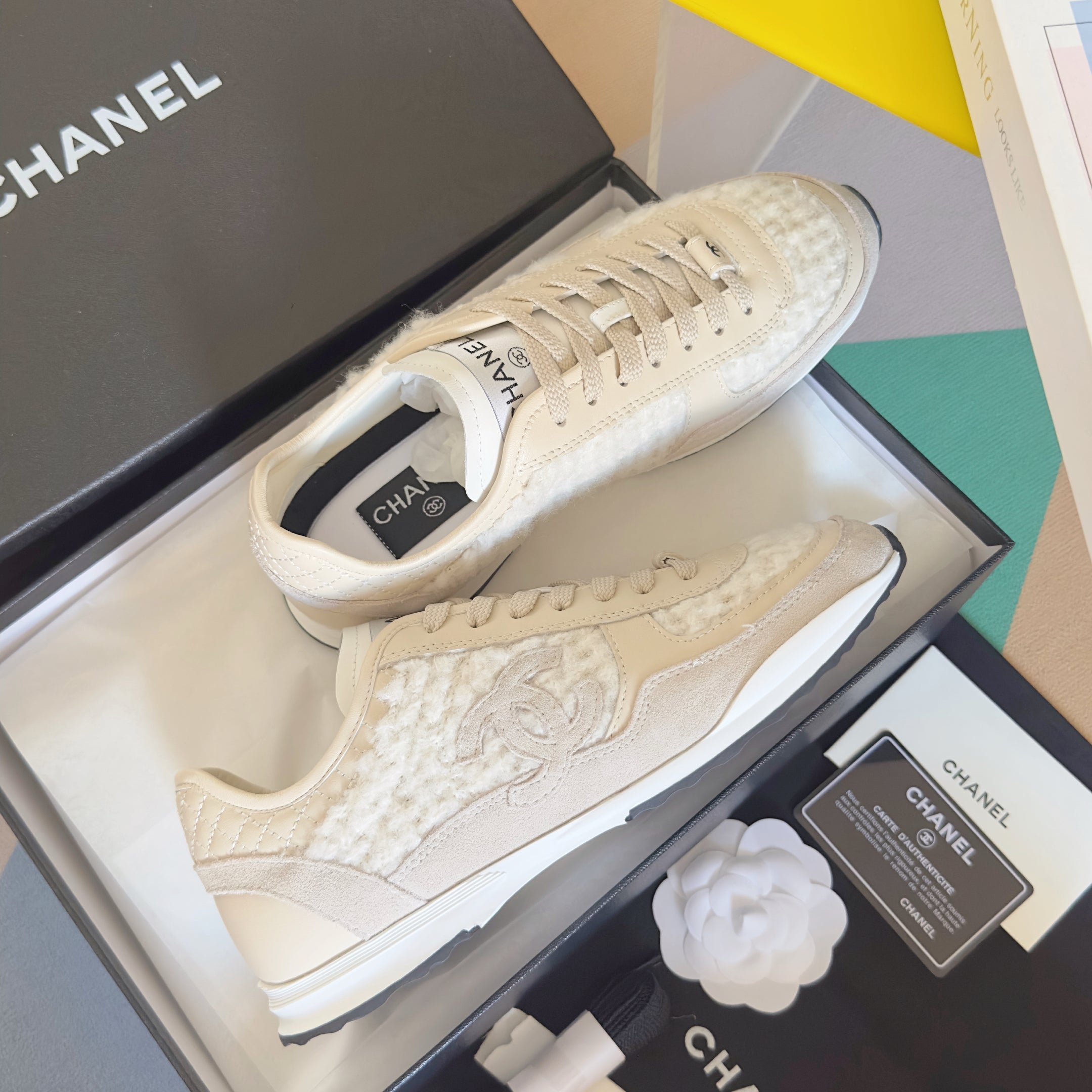 CHANEL 25S SNEAKERS 20MM IN WHITE CALFSKIN AND SUEDE、mysite、Cacoeks