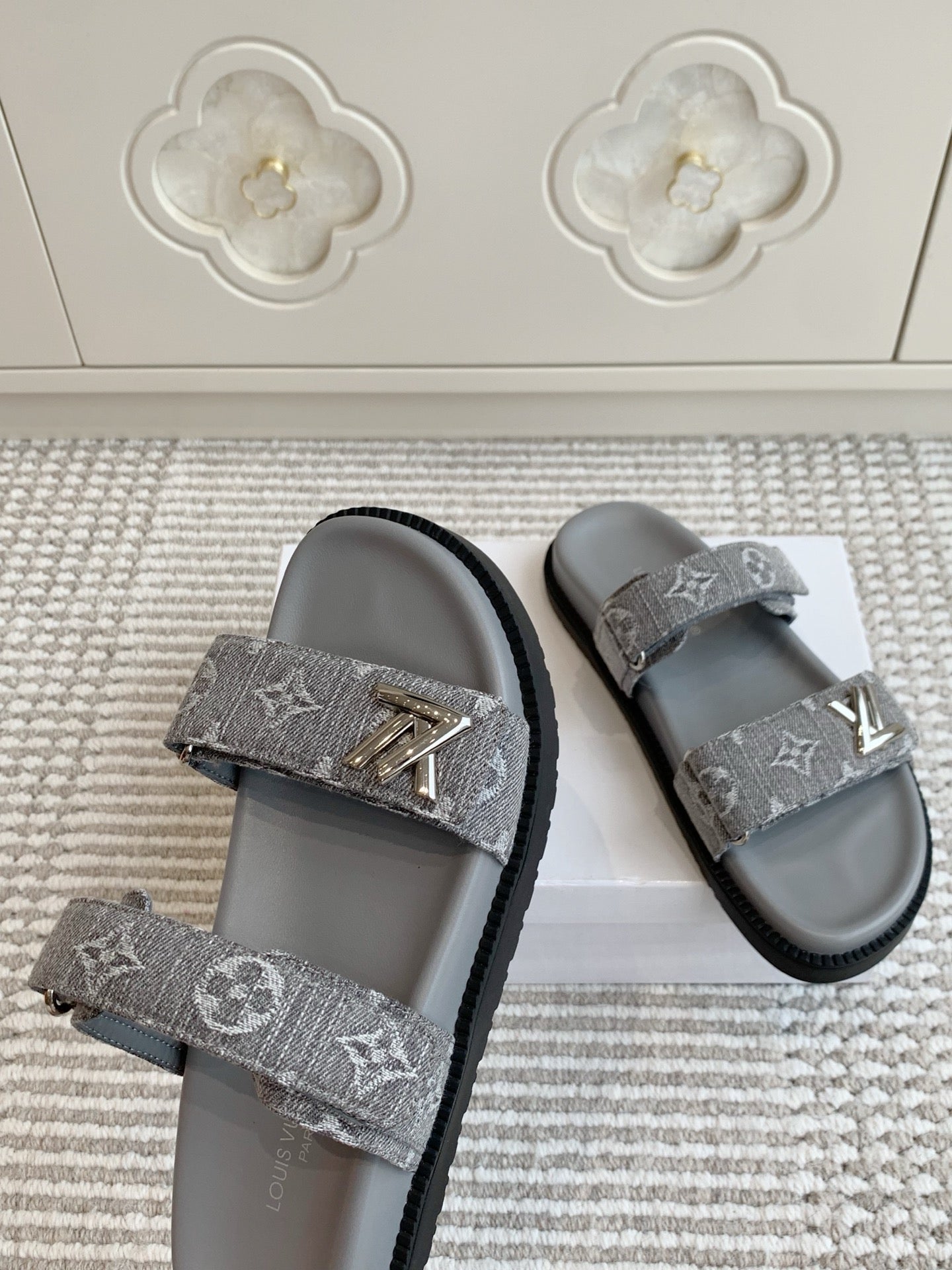 LV TWO-STRAP SANDALS 25S IN GREY DENIM AND CALFSKIN WITH SILVER HARDWARE、mysite、Cacoeks