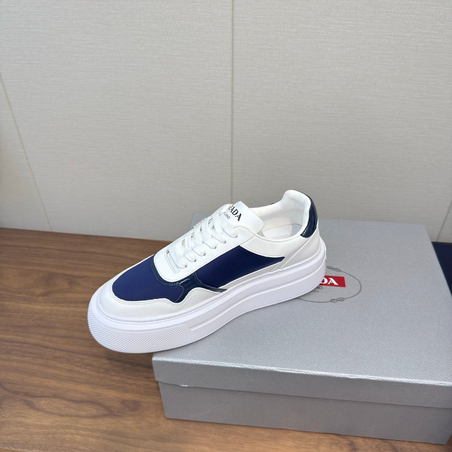 PRADA 25S DOWNTOWN BOLD SNEAKERS 45MM IN WHITE AND NAVY BLUE CALFSKIN、mysite、Cacoeks
