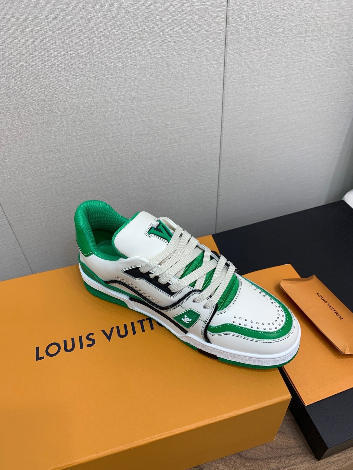 LV WOMEN'S TRAINER IN WHITE MIX GREEN CALFSKIN、mysite、Cacoeks