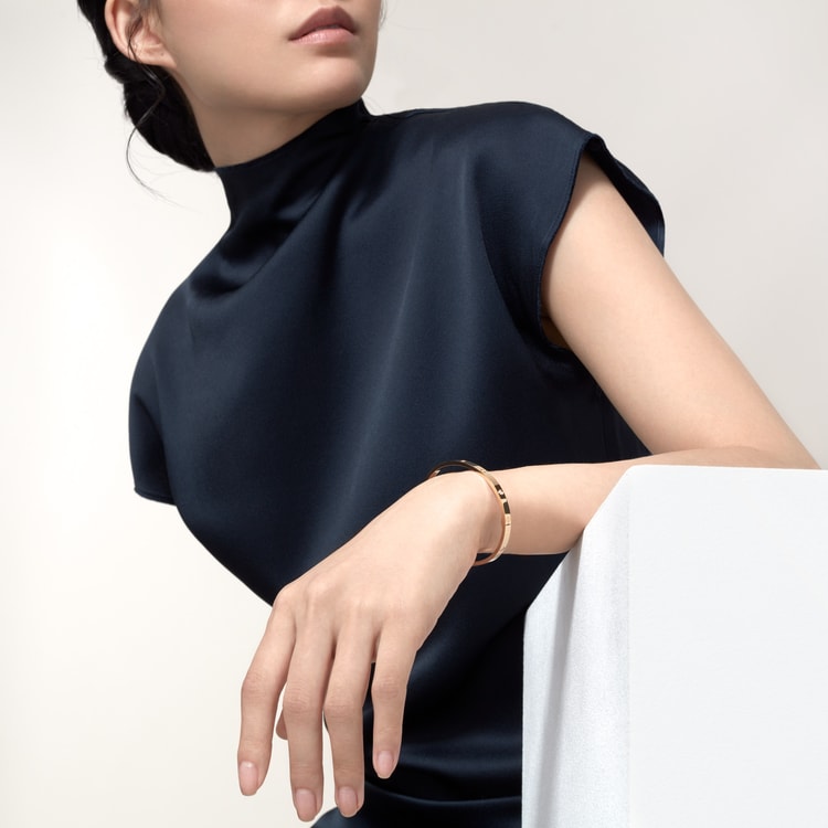 10 صورة ،سوار من مجموعة #LOVE#، موديل الحجم الصغير، مرصّع بـ 6 ماسات