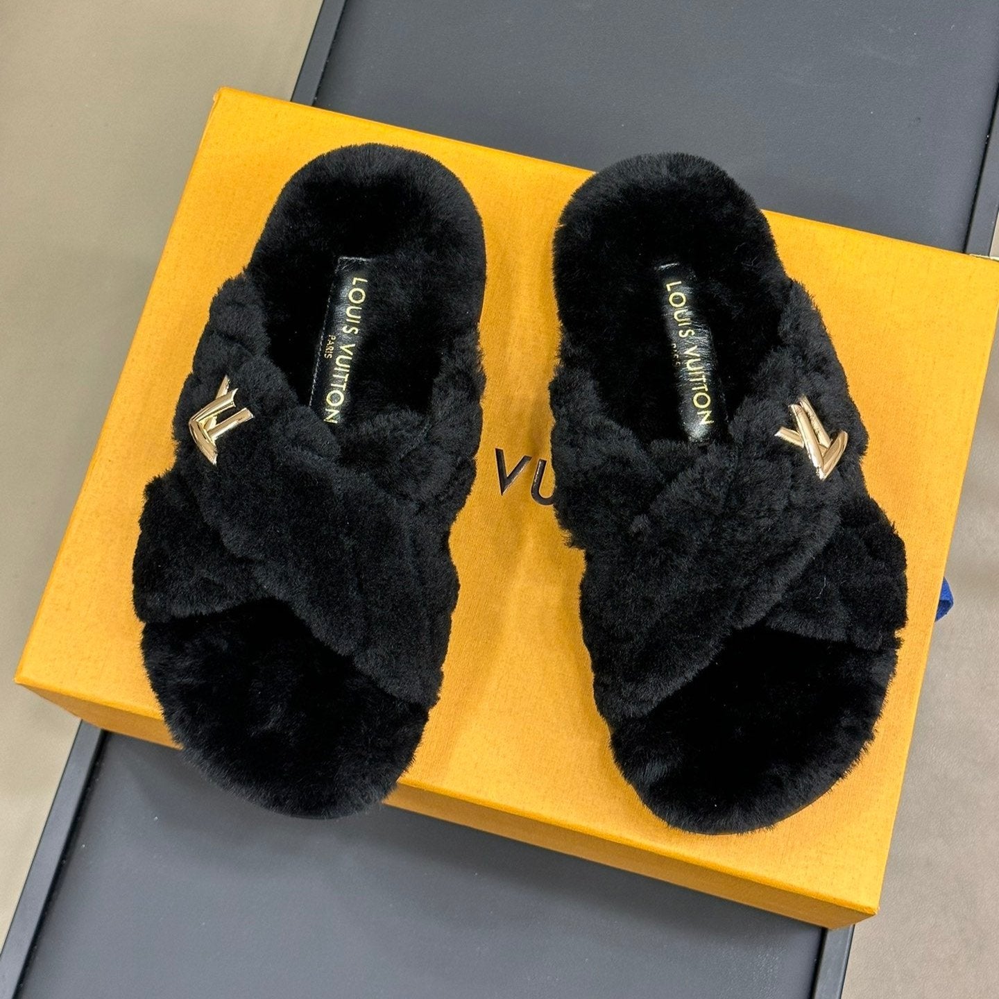 LV WOMEN'S SUNSET COMFORT FLAT MULE IN BLACK FLEECE、mysite、Cacoeks