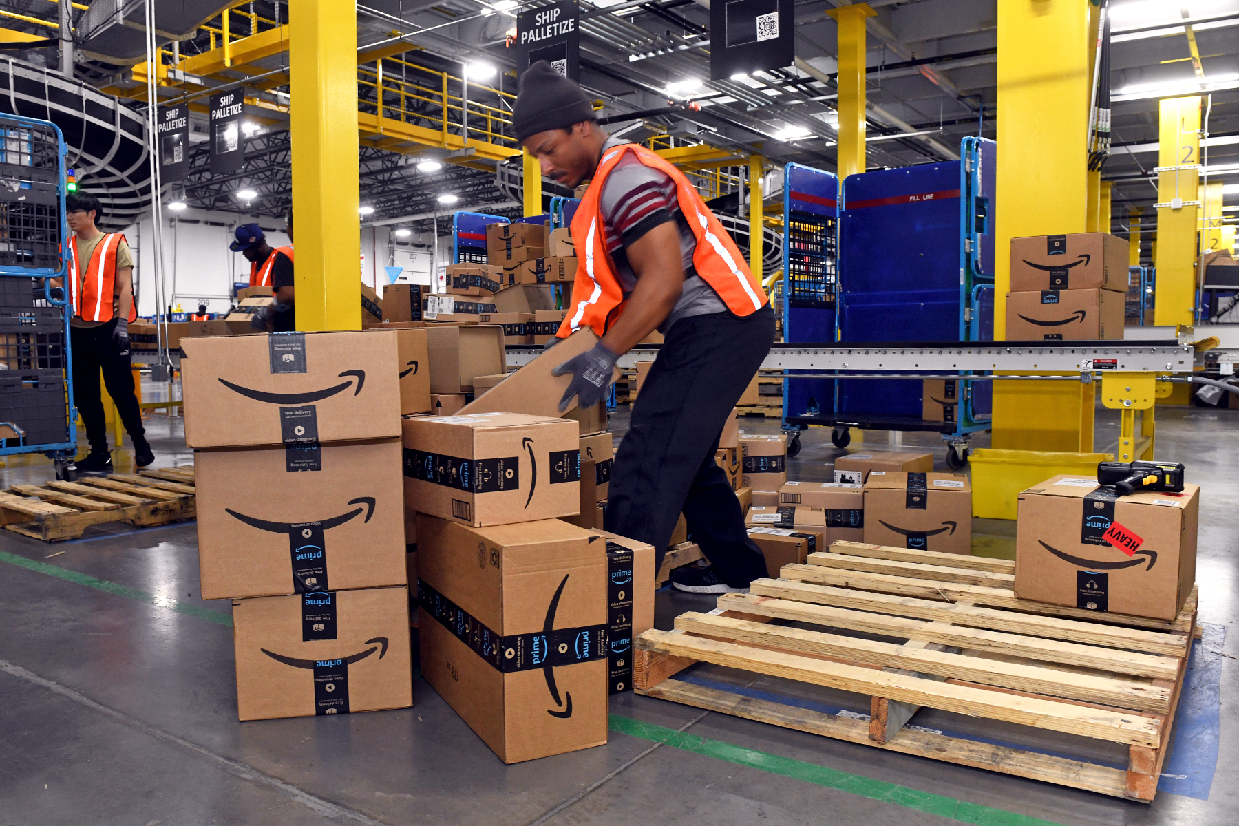 Amazon CT warehouse hiring 1,500 additional workers this year