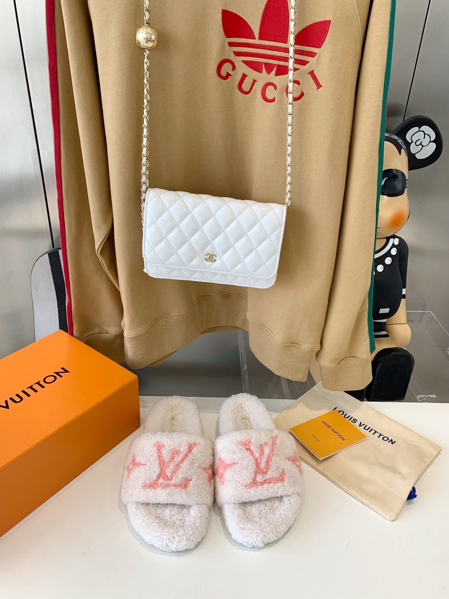 LV WOMEN'S PASEO FLAT SLIPPER IN WHITE FLEECE WITH LIGHT PINK LOGO、mysite、Cacoeks