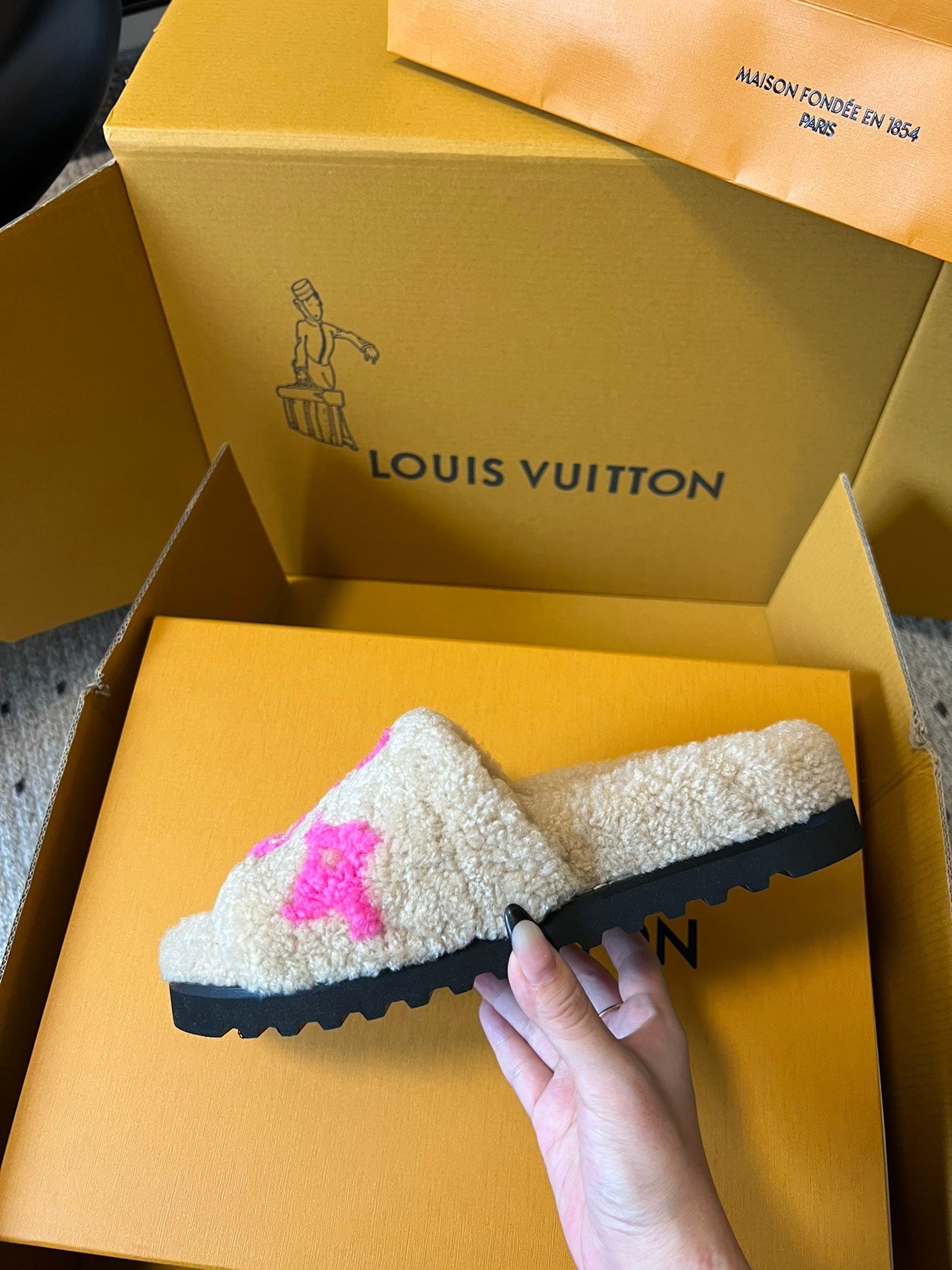 SLIPPER IN CAMEL BEIGE FLEECE WITH BRIGHT PINK LOGO、mysite、Cacoeks