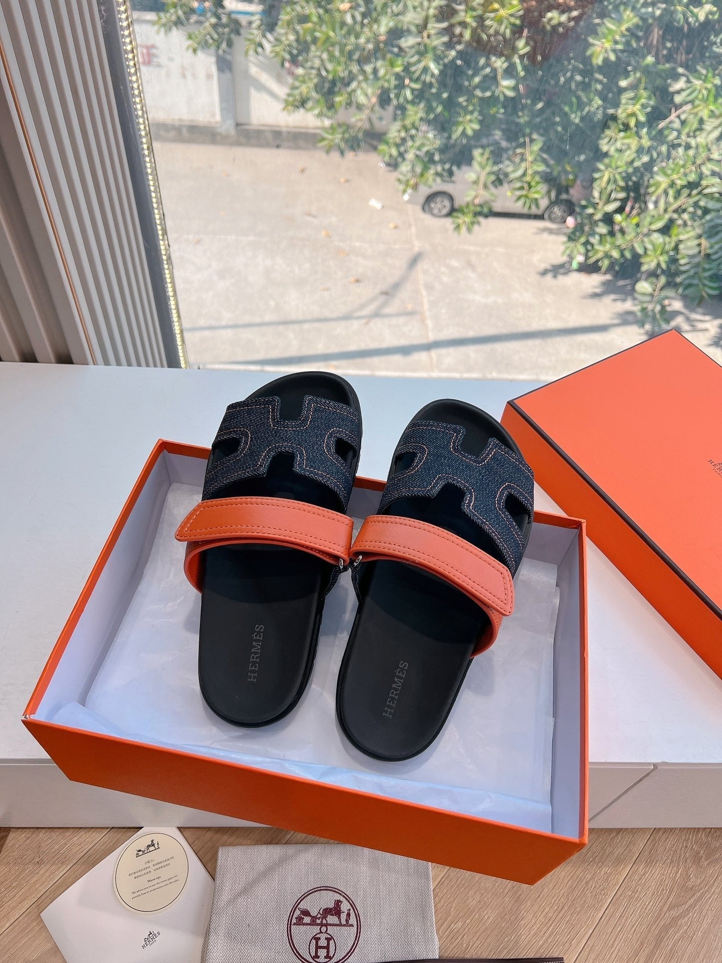 CHYPRE SANDAL IN BLACK DENIM AND VIVID ORANGE CALFSKIN、mysite、Cacoeks