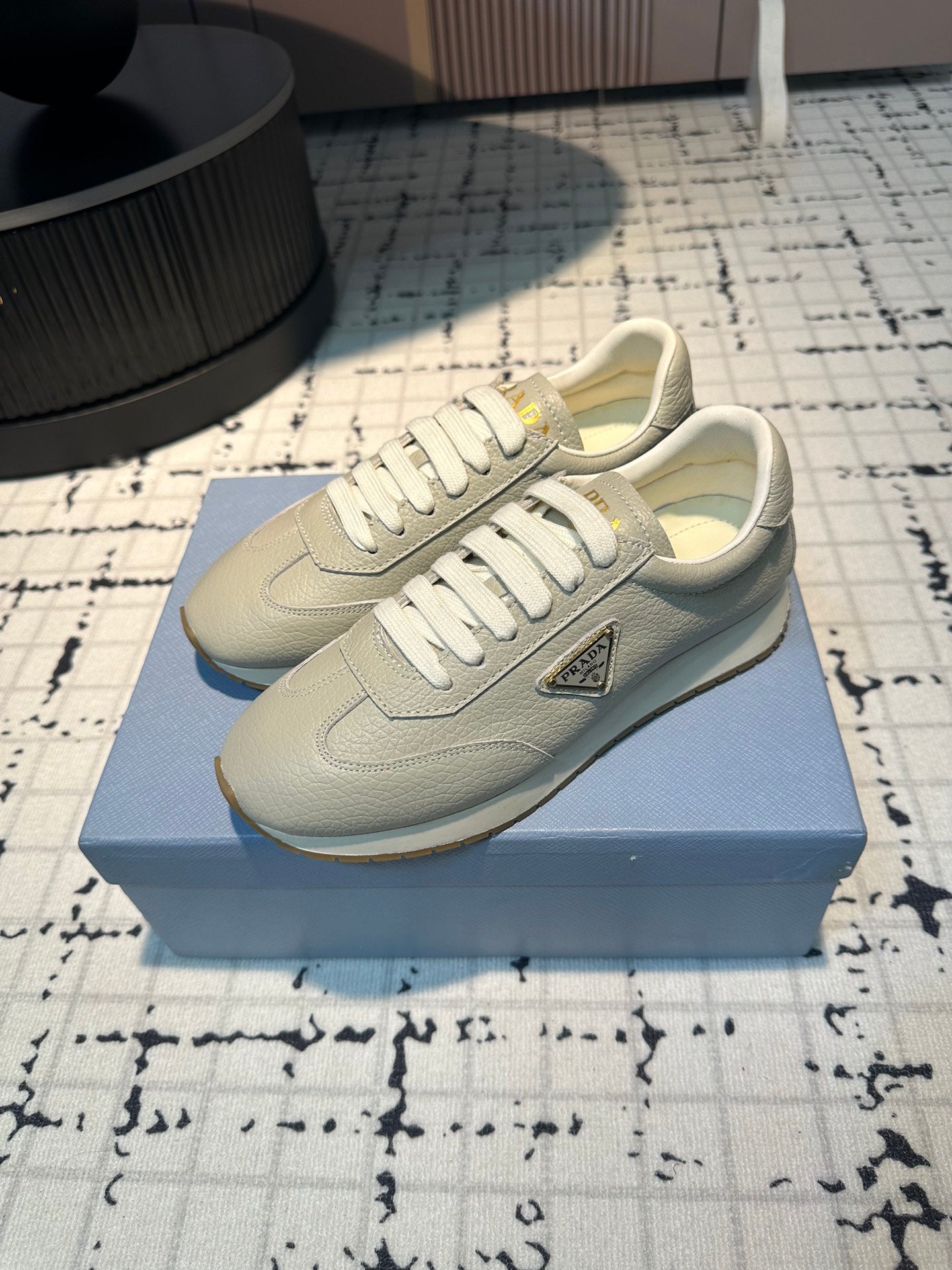PRA TRIANGLE LOGO SNEAKERS LIGHT GRAY CALFSKIN、mysite、Cacoeks