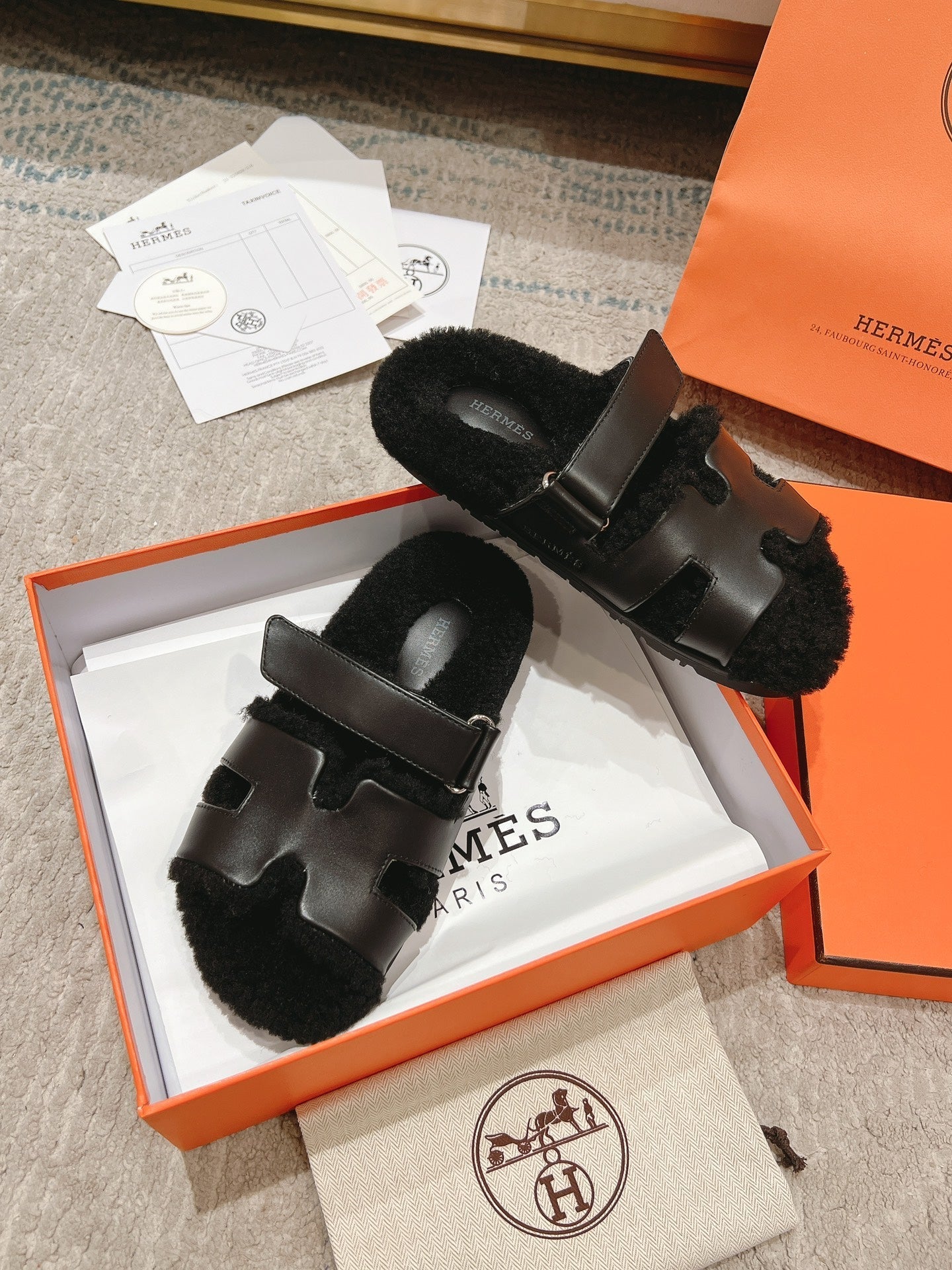 CHYPRE SANDAL IN BLACK SHEARLING AND CALFSKIN、mysite、Cacoeks