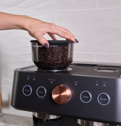 Built-In Conical Burr Grinder & Adjustable Grind Size Feature
