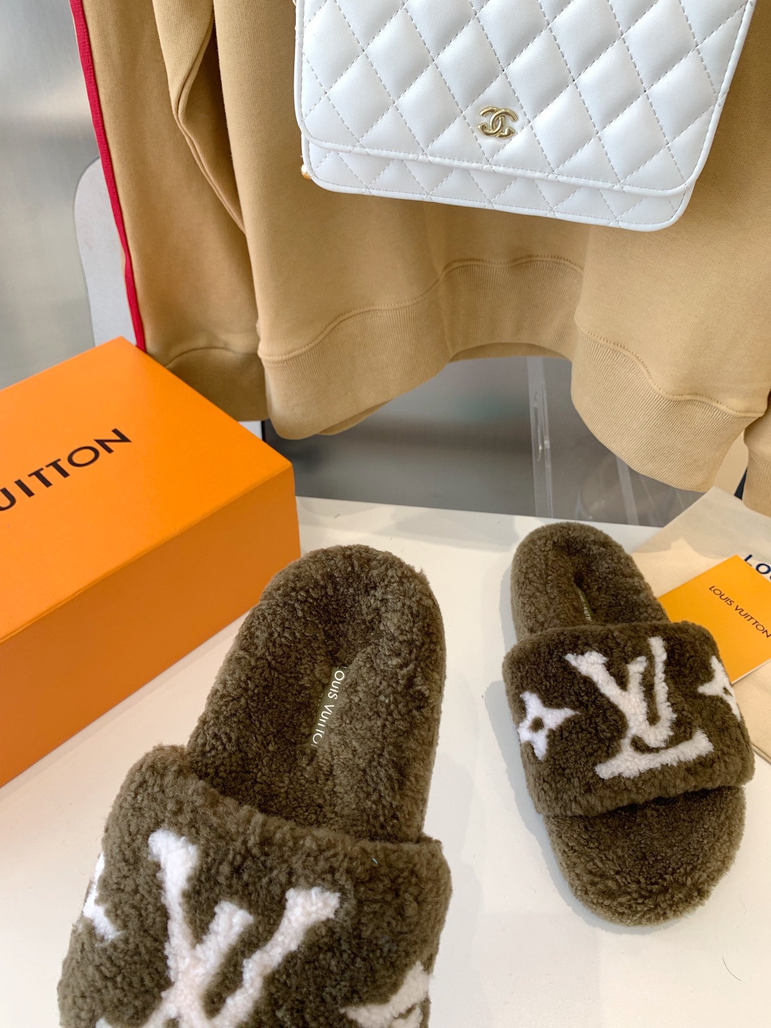 LV WOMEN'S PASEO FLAT SLIPPER IN OLIVE GREEN FLEECE WITH WHITE LOGO、mysite、Cacoeks