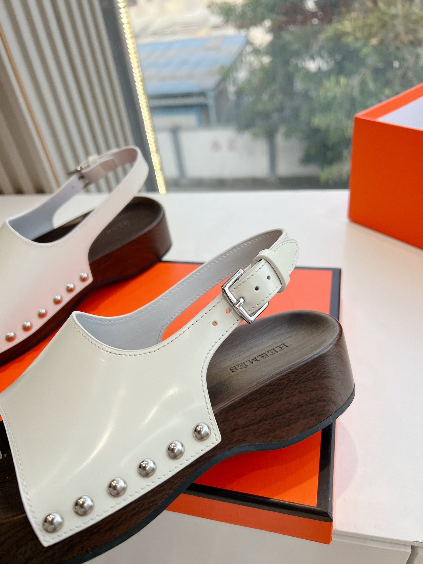 FLAT SANDAL IN WHITE CALFSKIN、mysite、Cacoeks