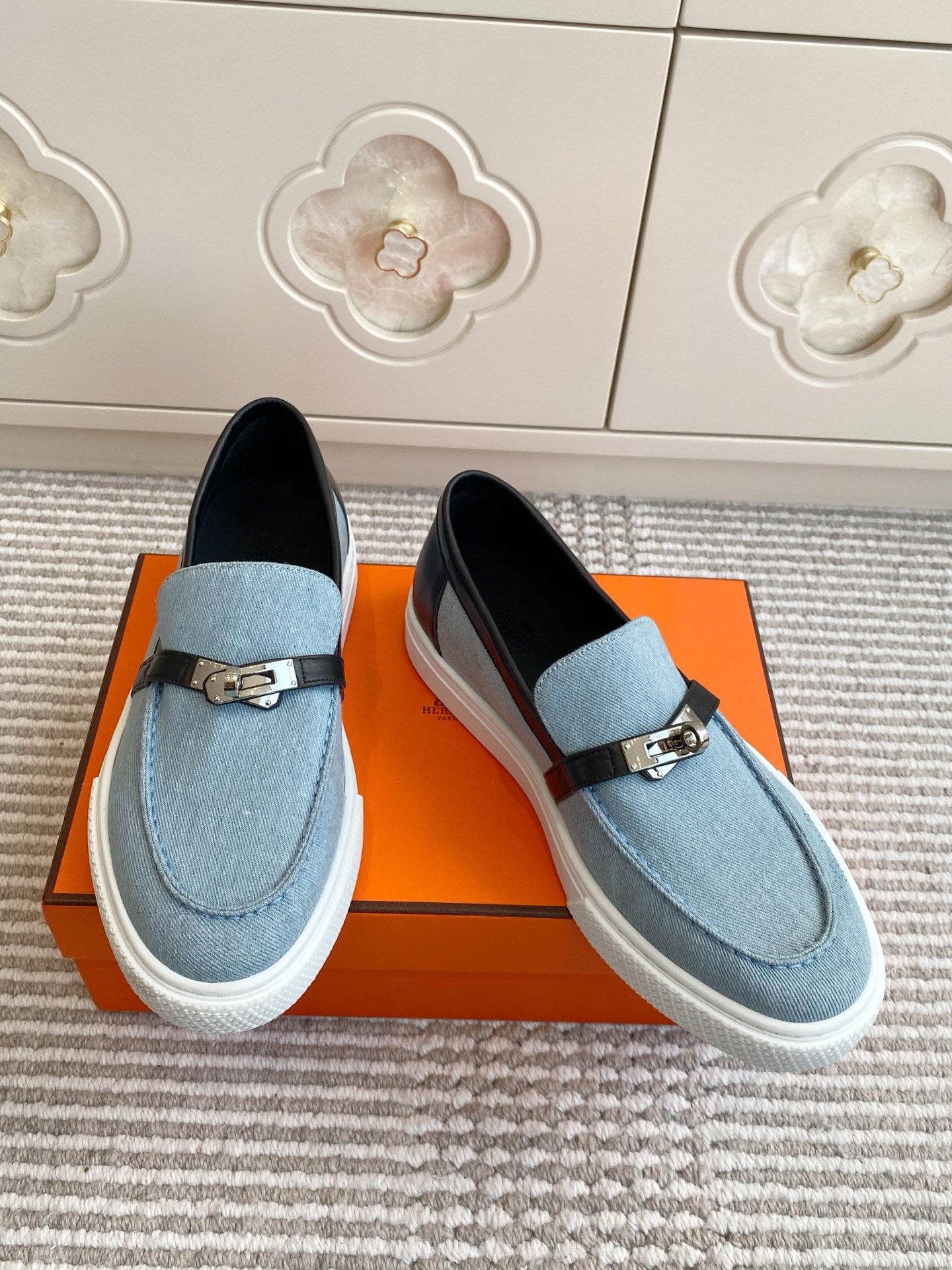 HM 25S SLIP-ON IN SKY BLUE CANVAS AND BLACK LAMBSKIN WITH SILVER HARDWARE、mysite、Cacoeks