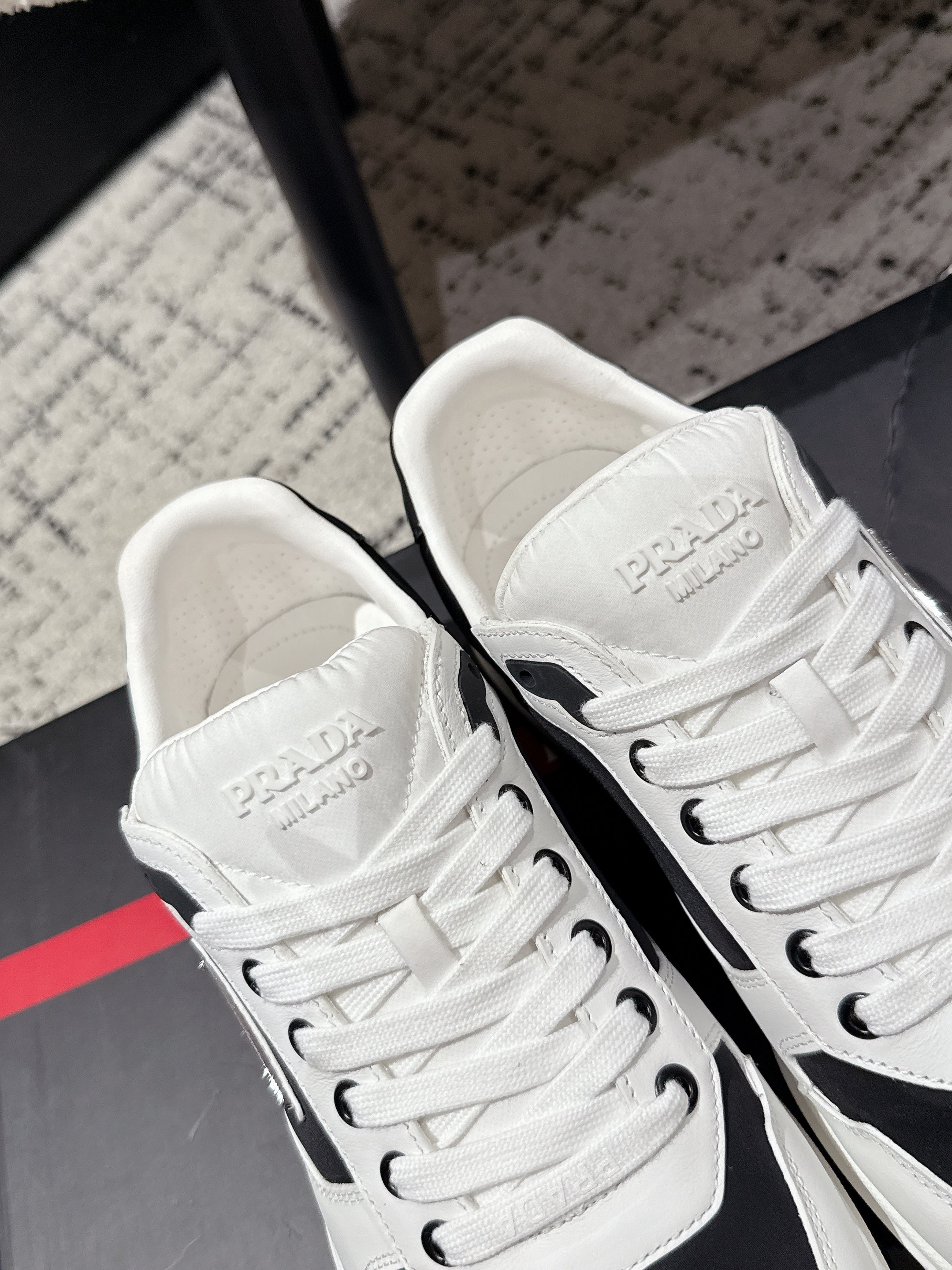 PRADA 25S MEN SNEAKERS LOGO IN WHITE AND BLACK NUBUCK AND CANVAS、mysite、Cacoeks
