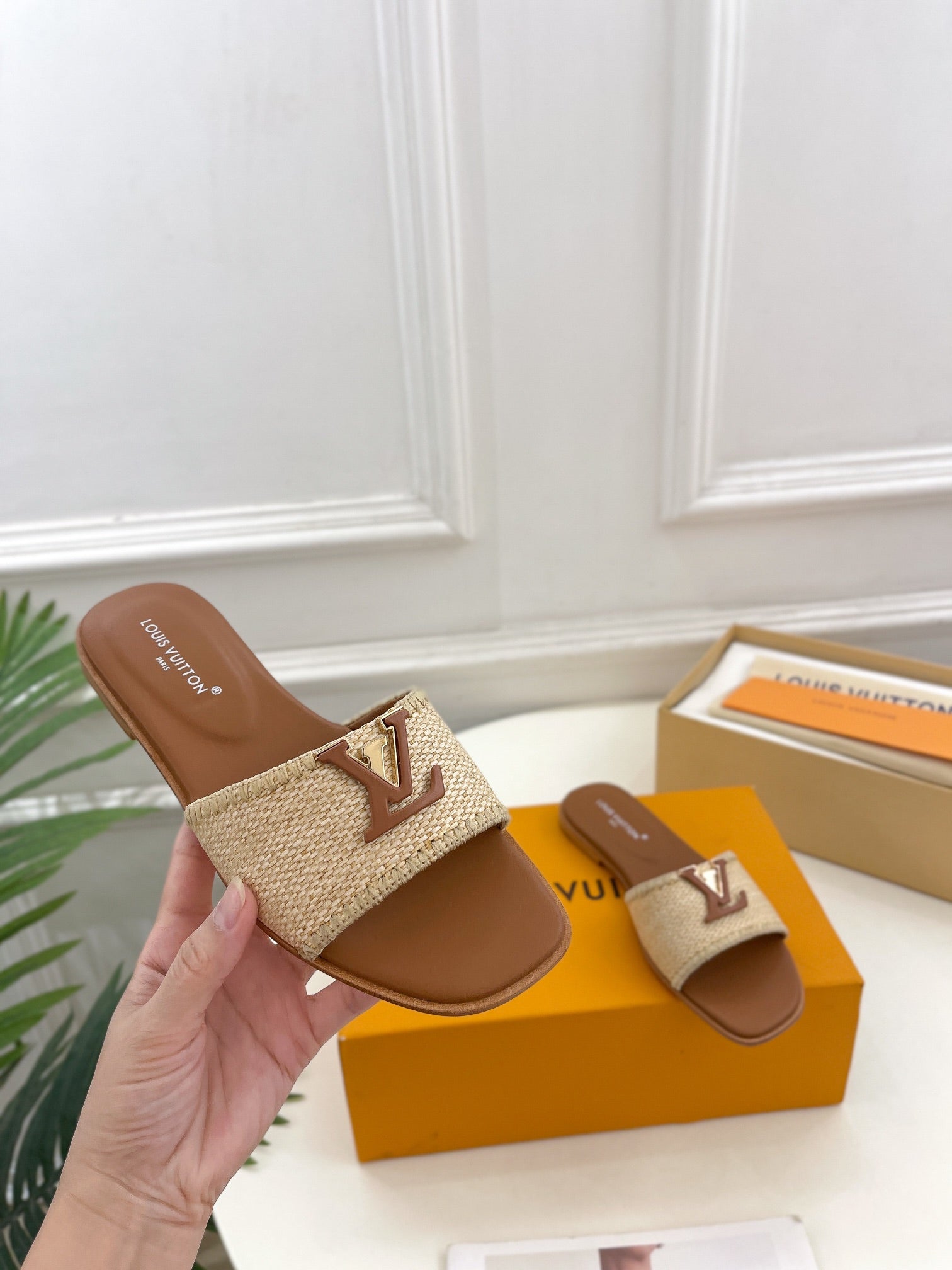 LV WOMEN CAPRI FLAT MULES IN CHOCOLATE BROWN LEATHER AND RAFFIA、mysite、Cacoeks