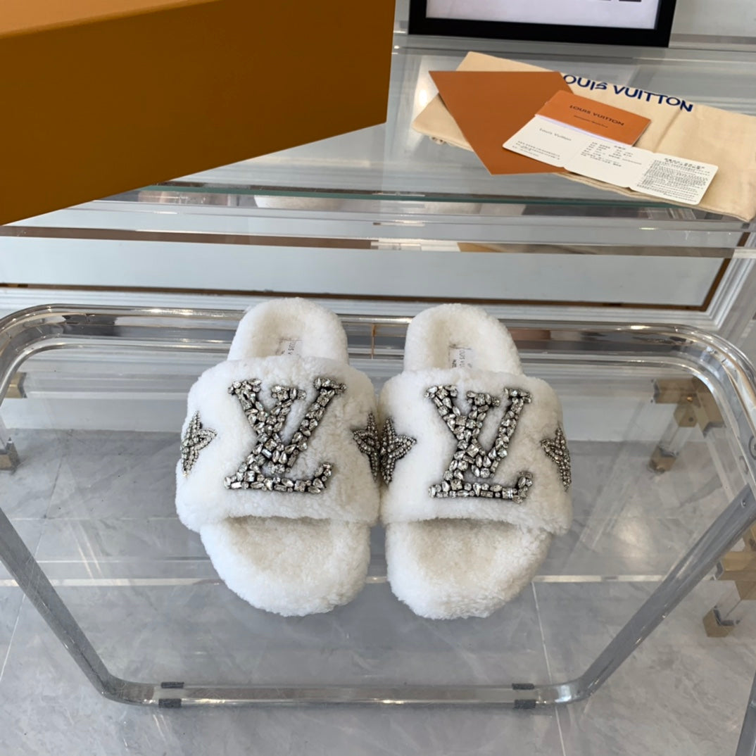 LV WOMEN'S PASEO FLAT SLIPPER IN WHITE FLEECE、mysite、Cacoeks