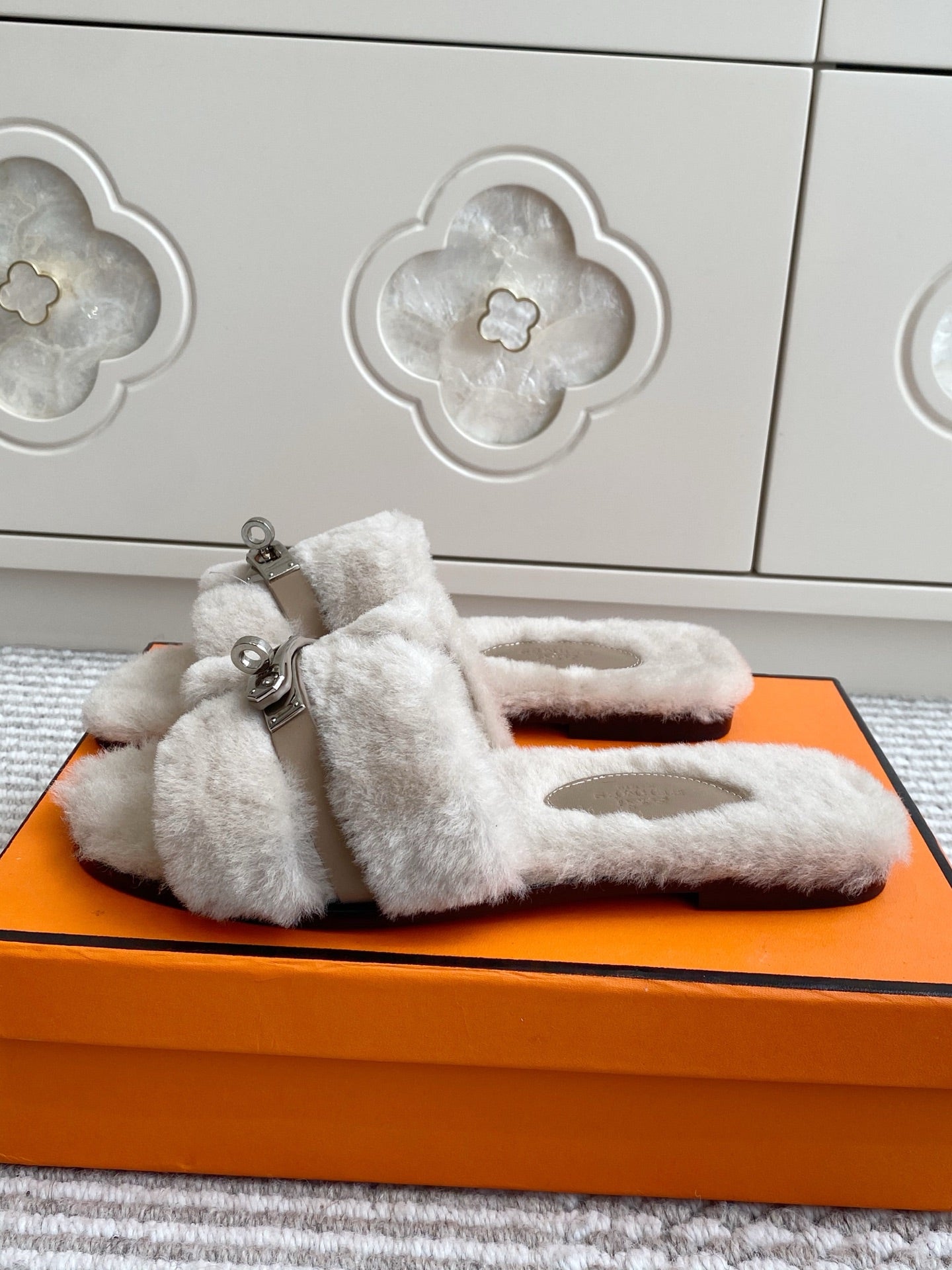 HM 25S ECLAIR SANDAL IN PALE BEIGE GRAY SHEARLING WITH SILVER HARDWARE、mysite、Cacoeks