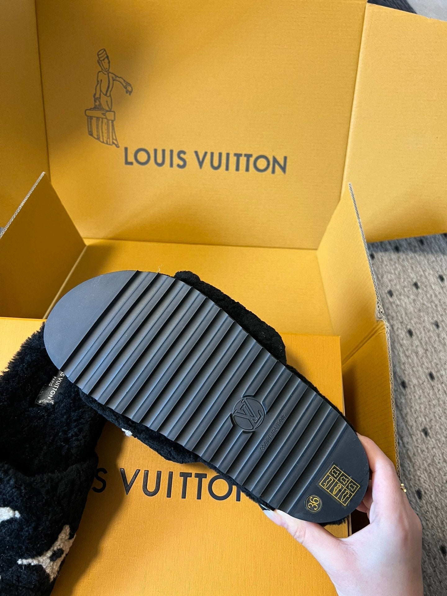 SLIPPER IN BLACK FLEECE WITH BEIGE LOGO、mysite、Cacoeks