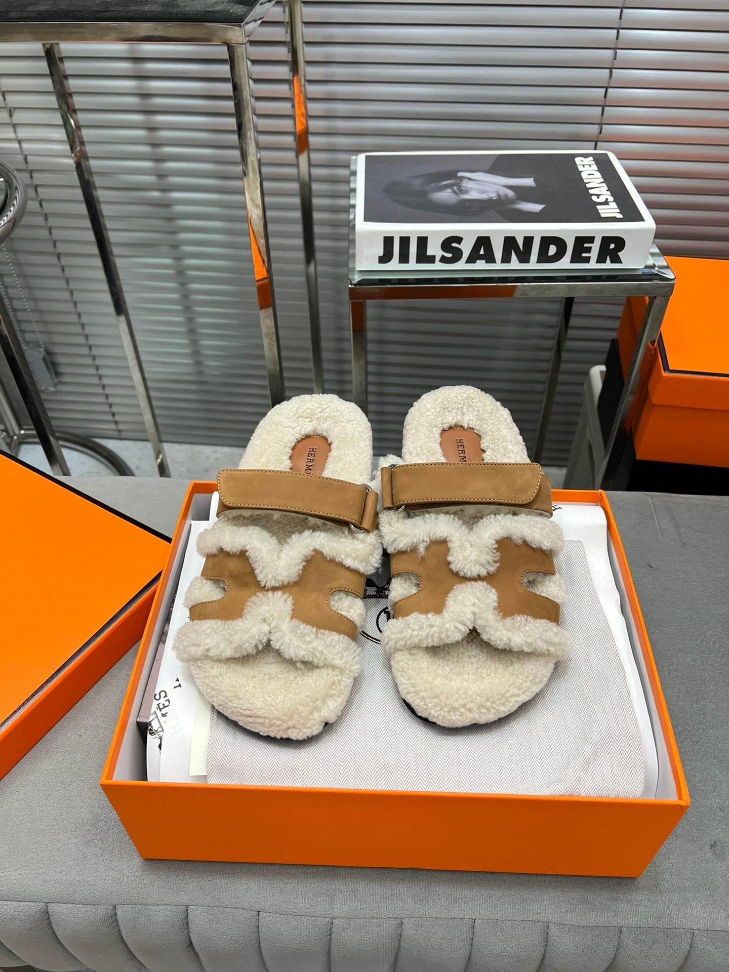 CHYPRE SLIPPERS IN BEIGE LAMB WOOL AND PERU BROWN SUEDE、mysite、Cacoeks