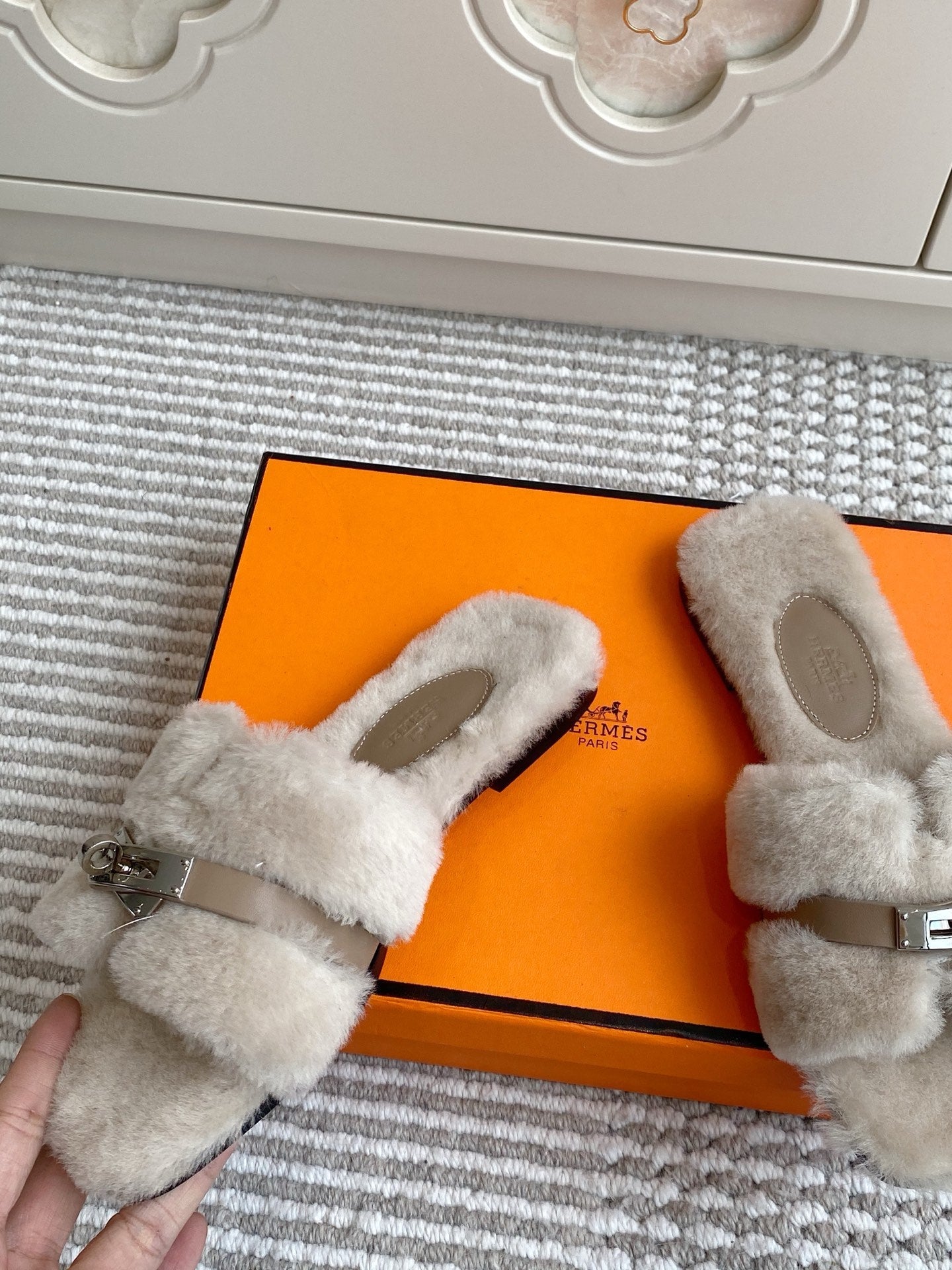 HM 25S ECLAIR SANDAL IN PALE BEIGE GRAY SHEARLING WITH SILVER HARDWARE、mysite、Cacoeks