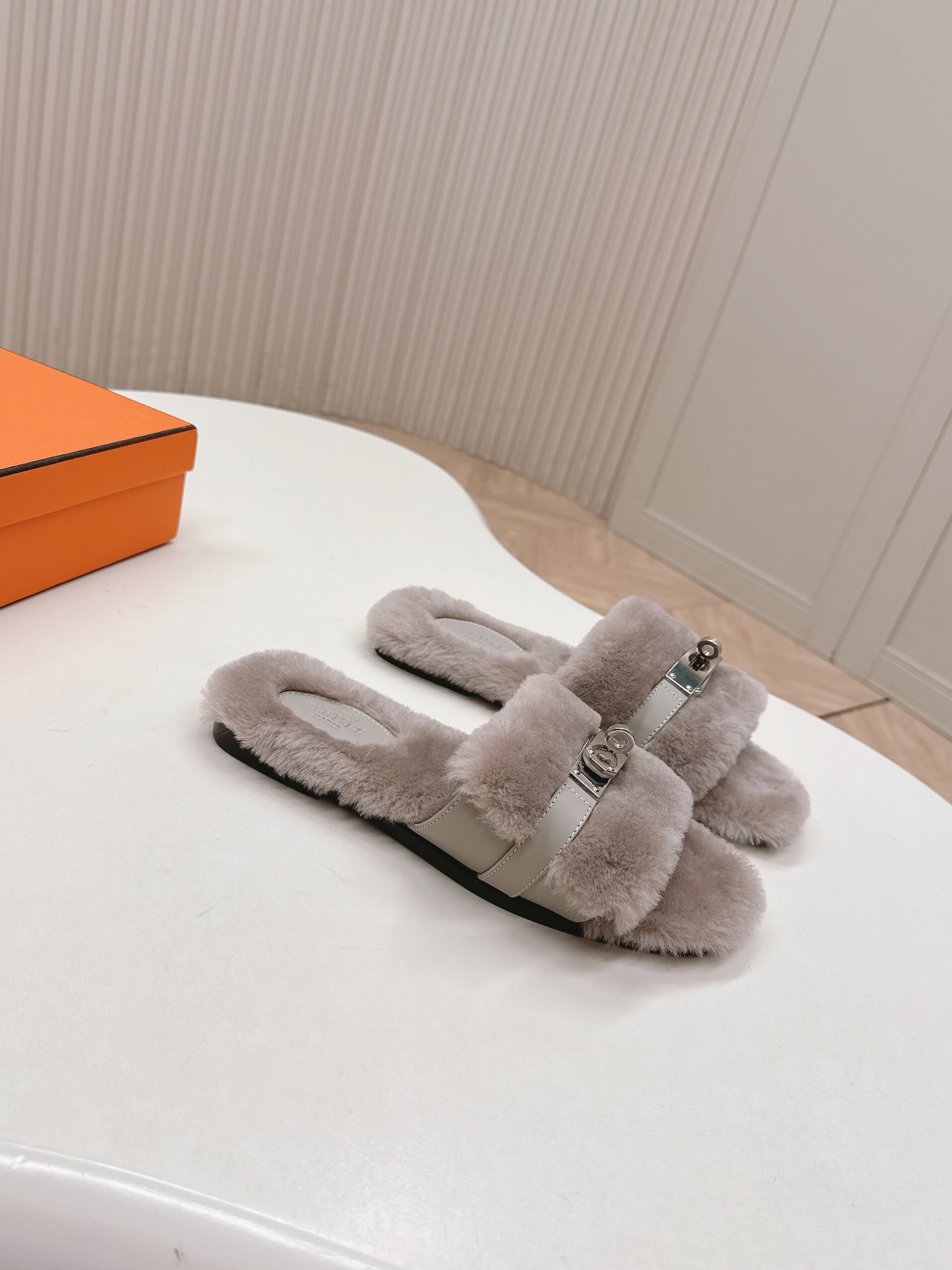 HM 25S ORAN SANDAL IN PALE BEIGE GRAY SHEARLING WITH SILVER HARDWARE、mysite、Cacoeks