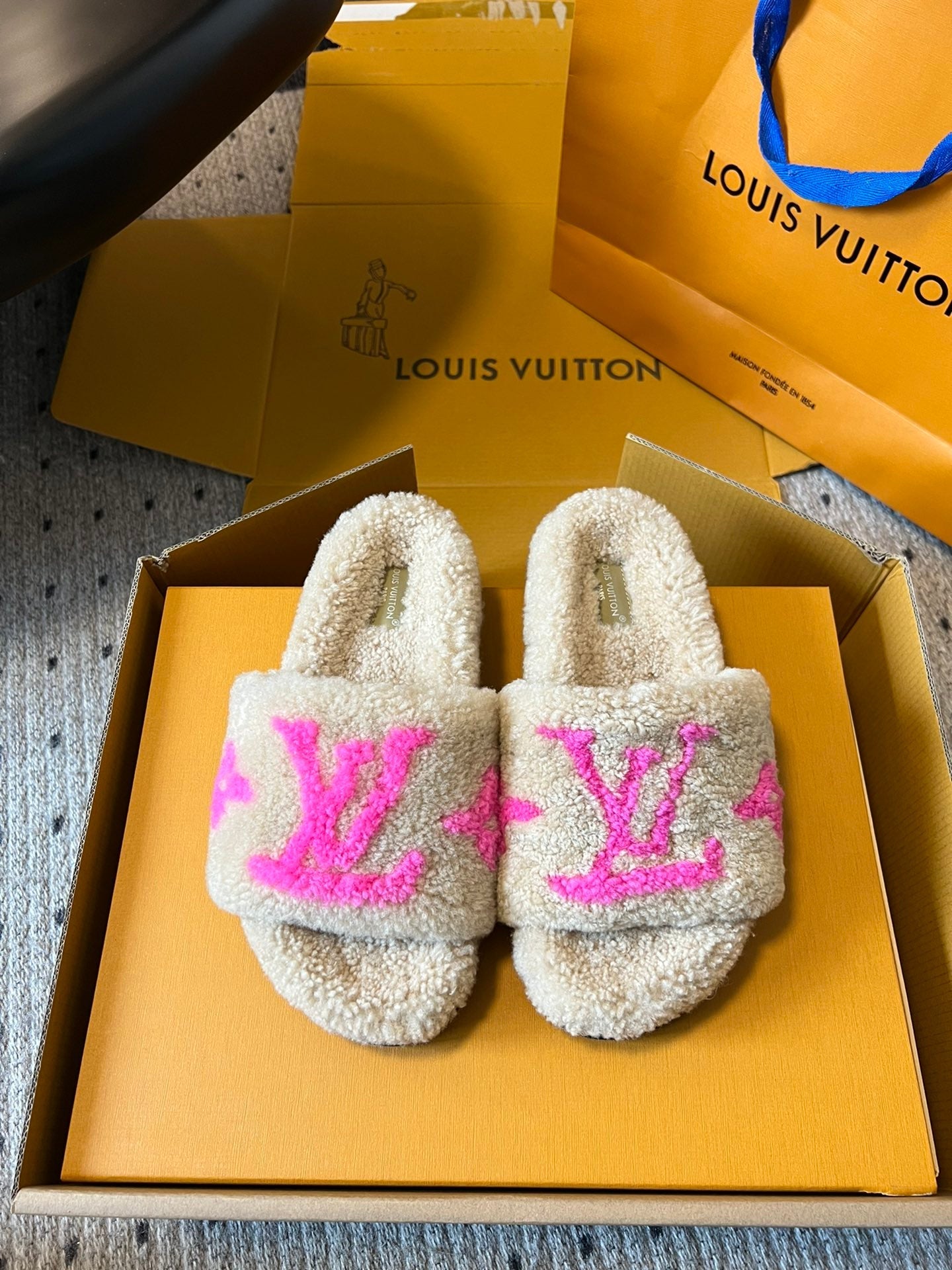 SLIPPER IN CAMEL BEIGE FLEECE WITH BRIGHT PINK LOGO、mysite、Cacoeks