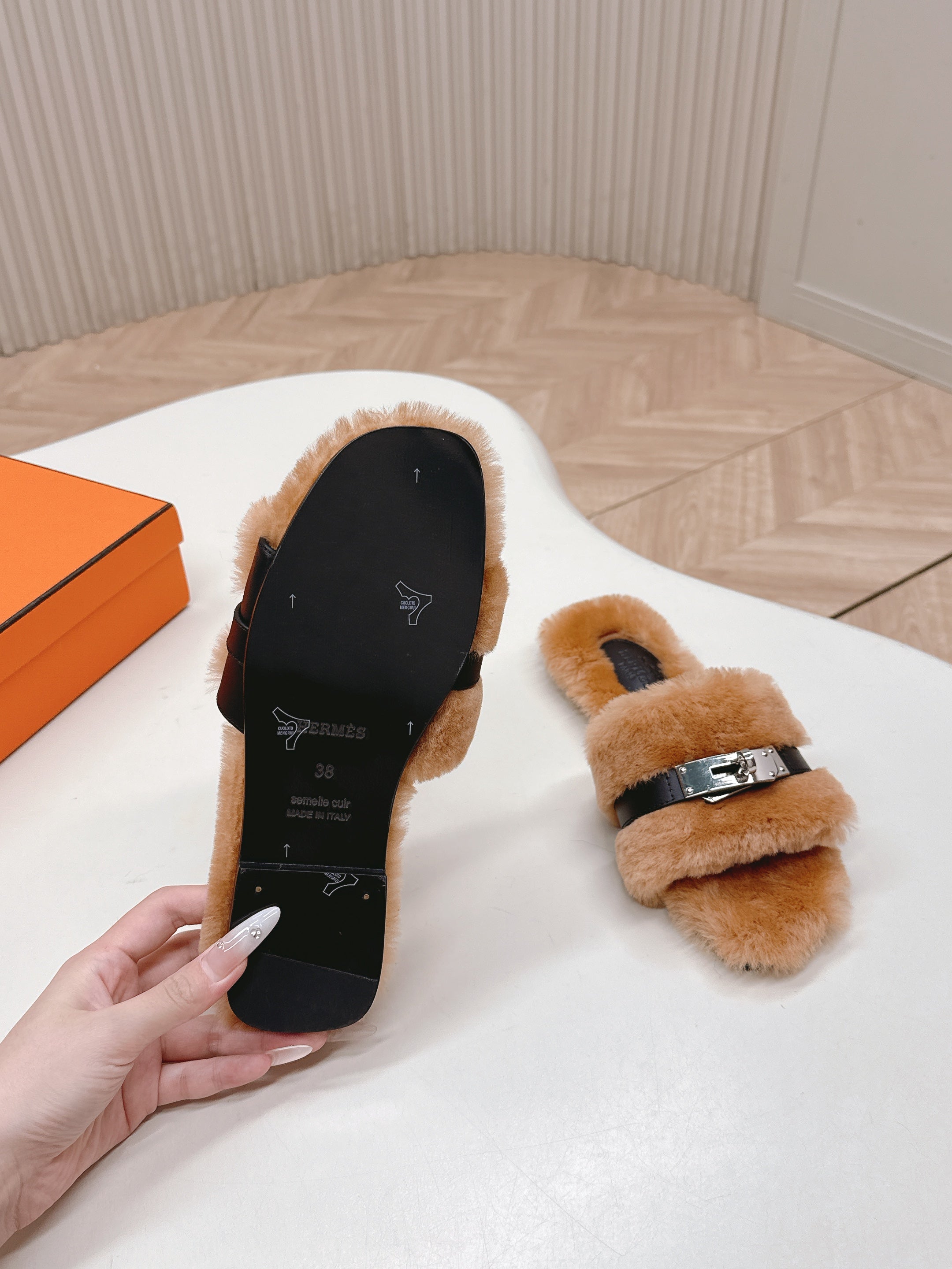 HM 25S ORAN SANDAL IN CLAY ORANGE SHEARLING WITH SILVER HARDWARE、mysite、Cacoeks