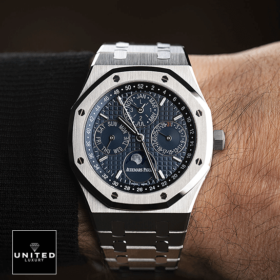 Audemars Piguet Royal Oak Blue Dial Replica on the man wrist