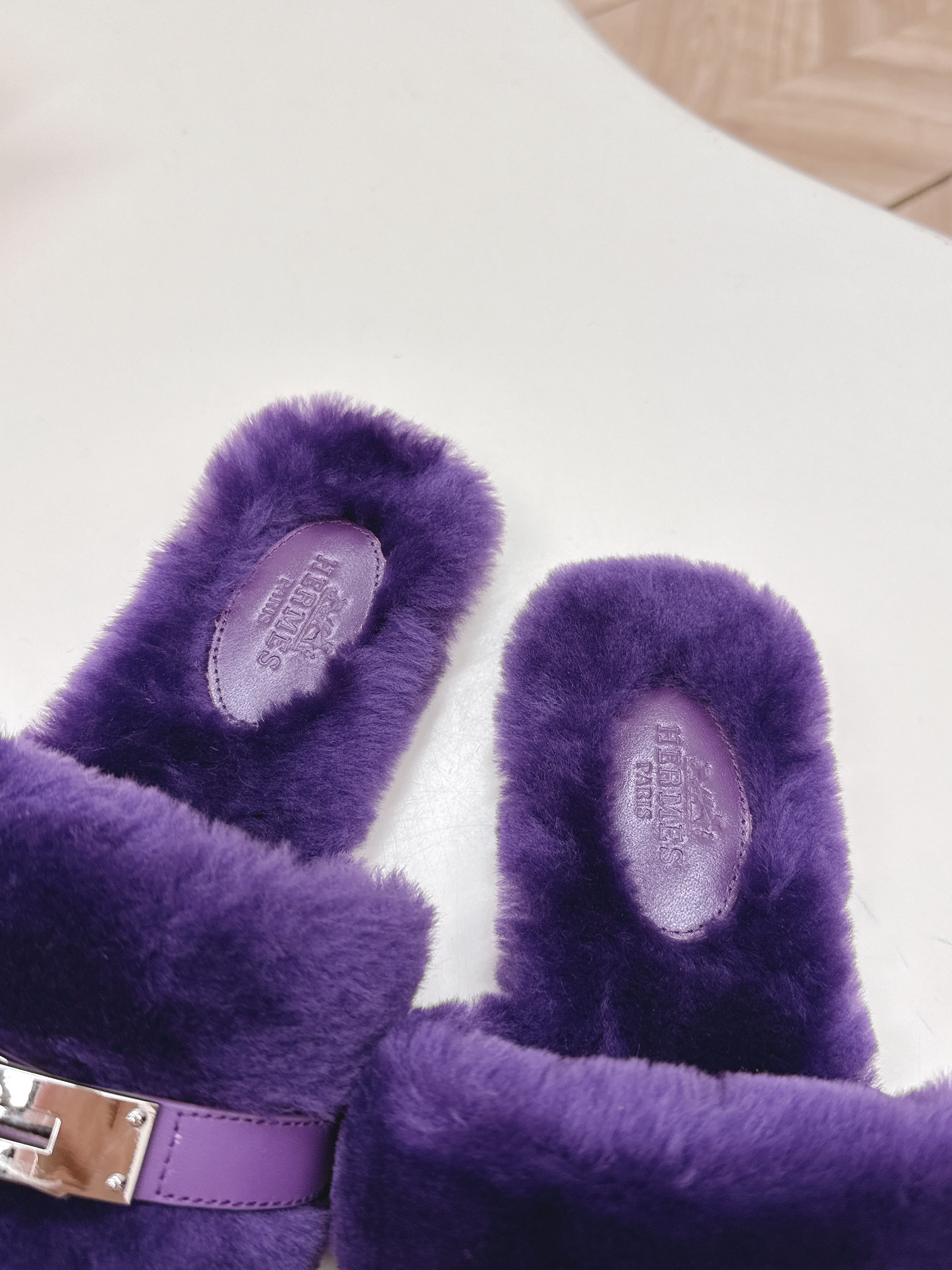 HM 25S ORAN SANDAL IN DARK PURPLE SHEARLING WITH SILVER HARDWARE、mysite、Cacoeks